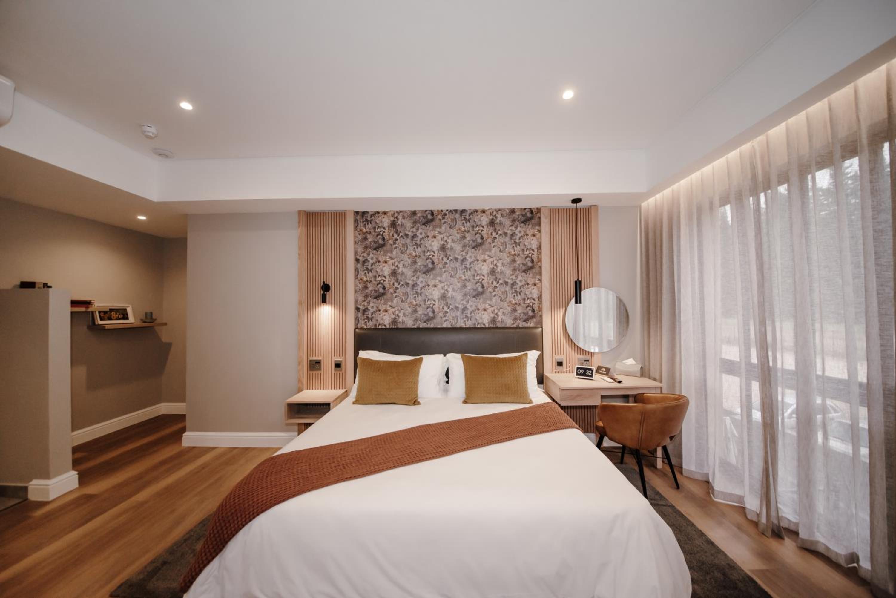 Superior King Room - Photo 6