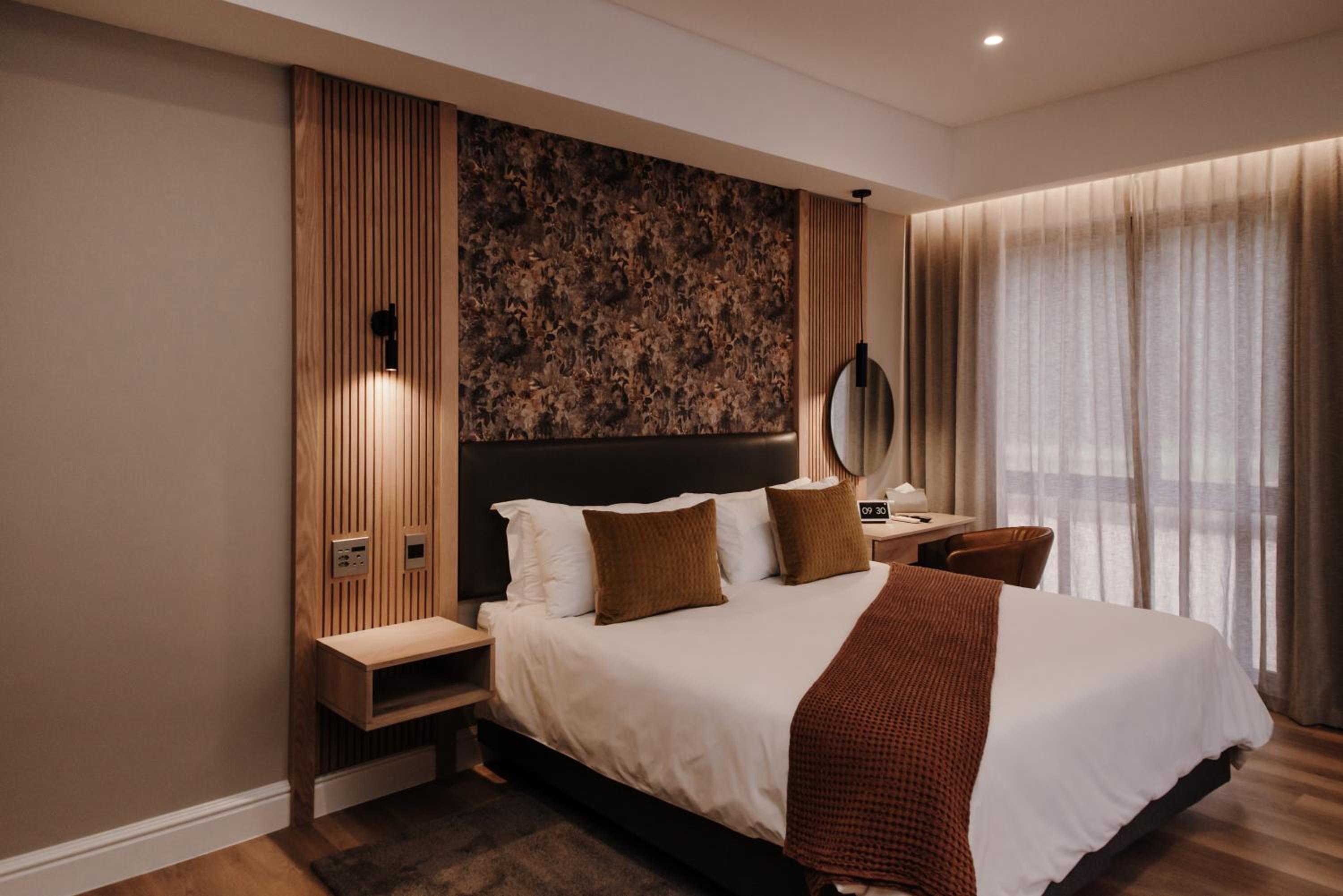 Superior King Room - Photo 3