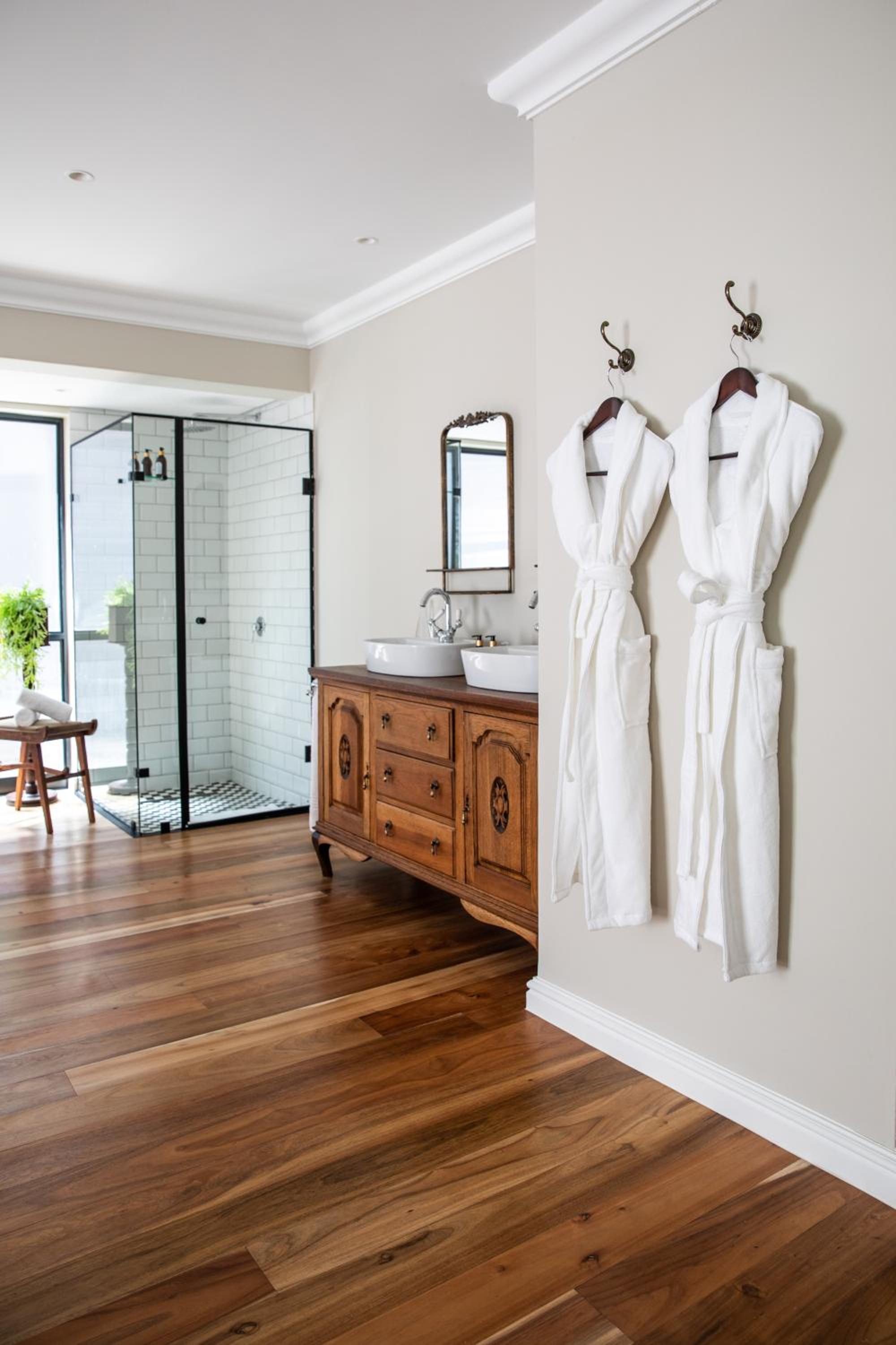 Executive Suite - Photo 4