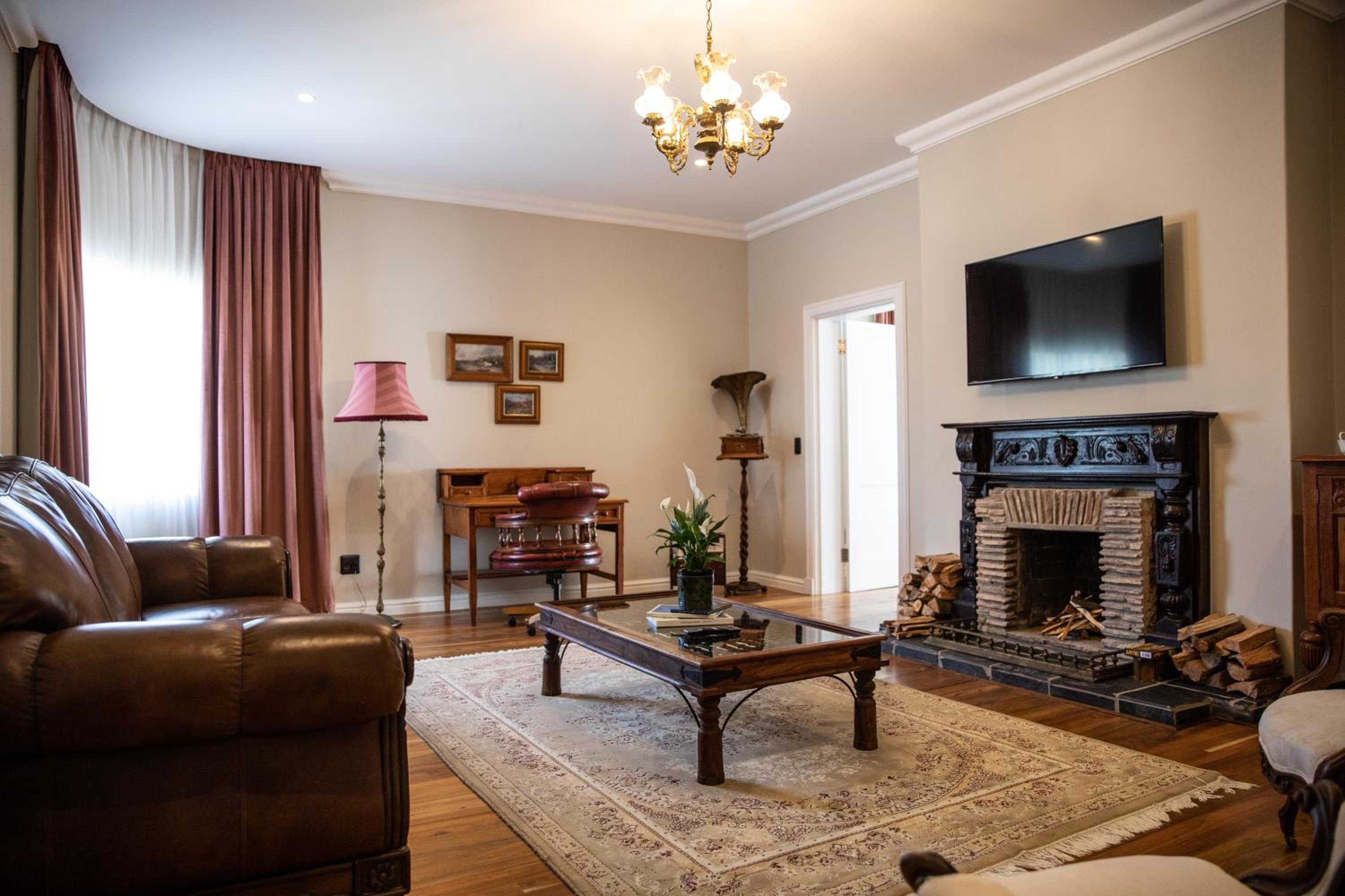 Executive Suite - Photo 3