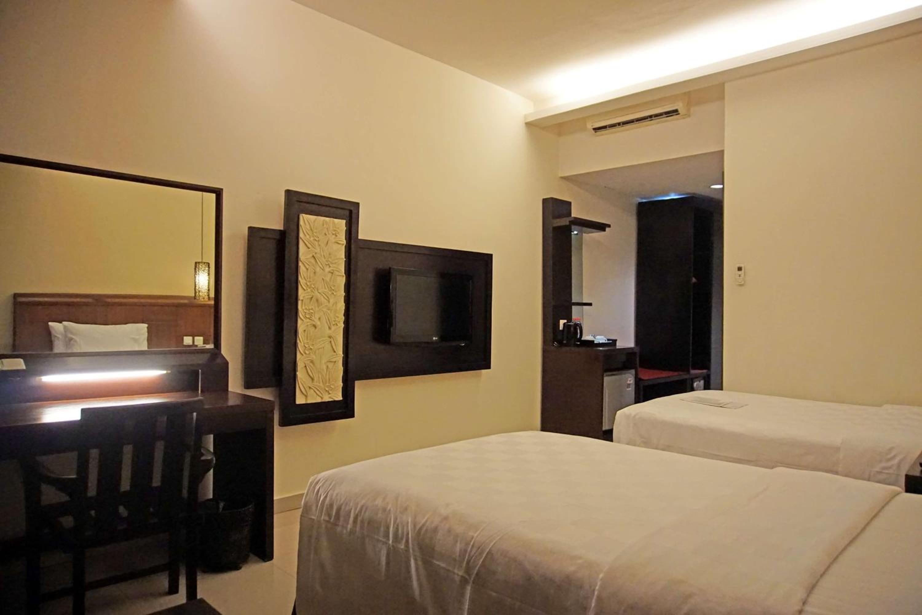 Deluxe King Room with Garden View - Non-Smoking photo 2