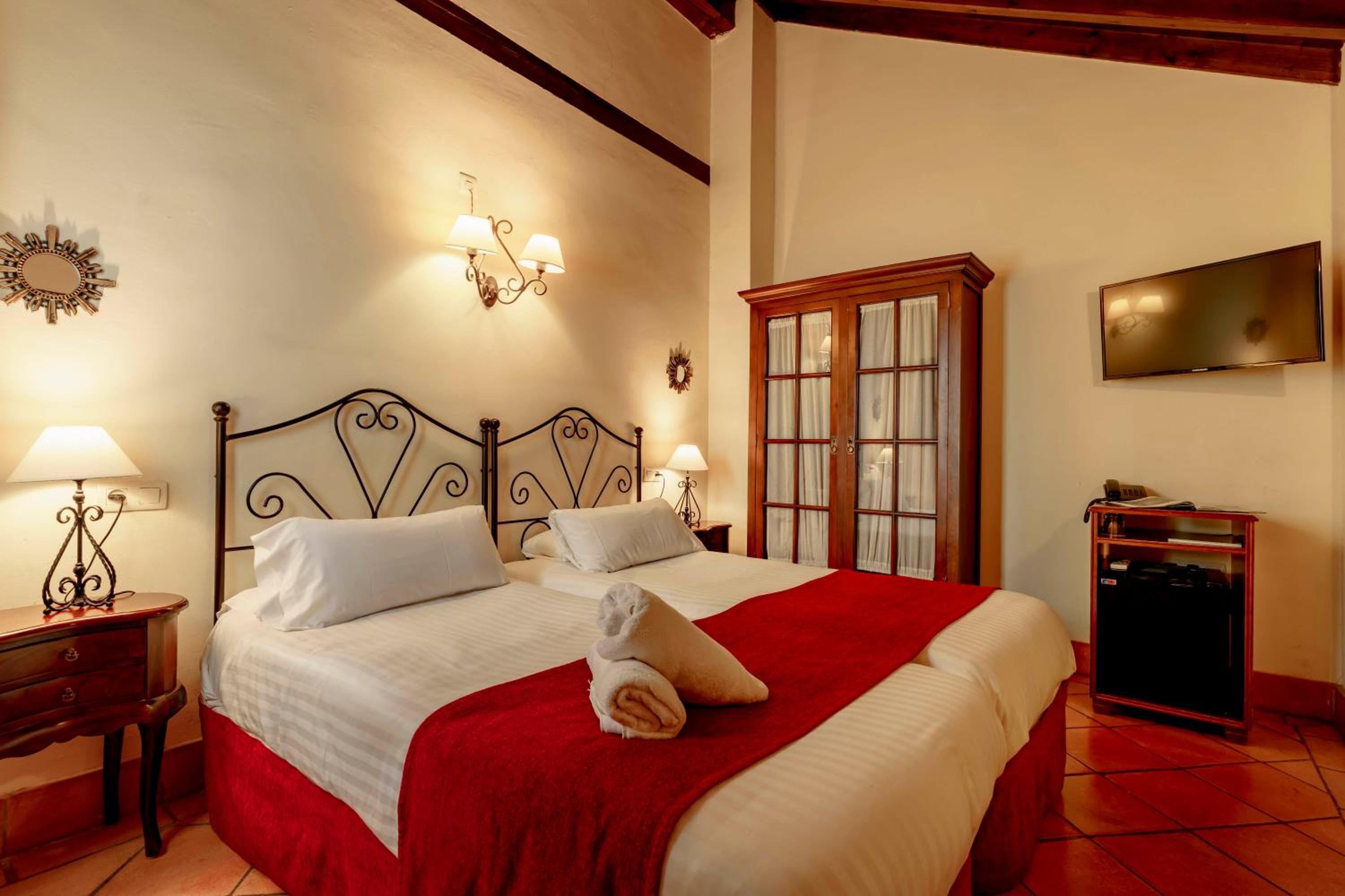 Standard Double or Twin Room - Photo 6