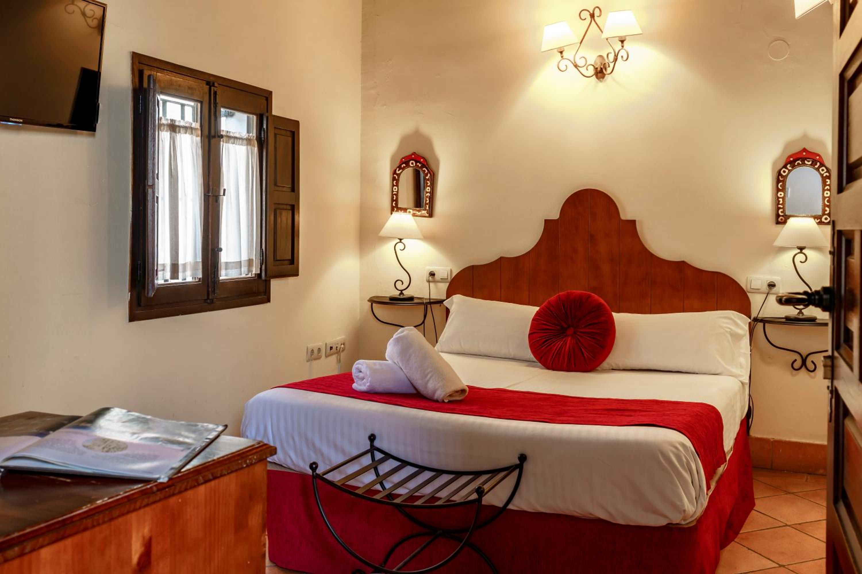 Standard Double or Twin Room - Photo 10