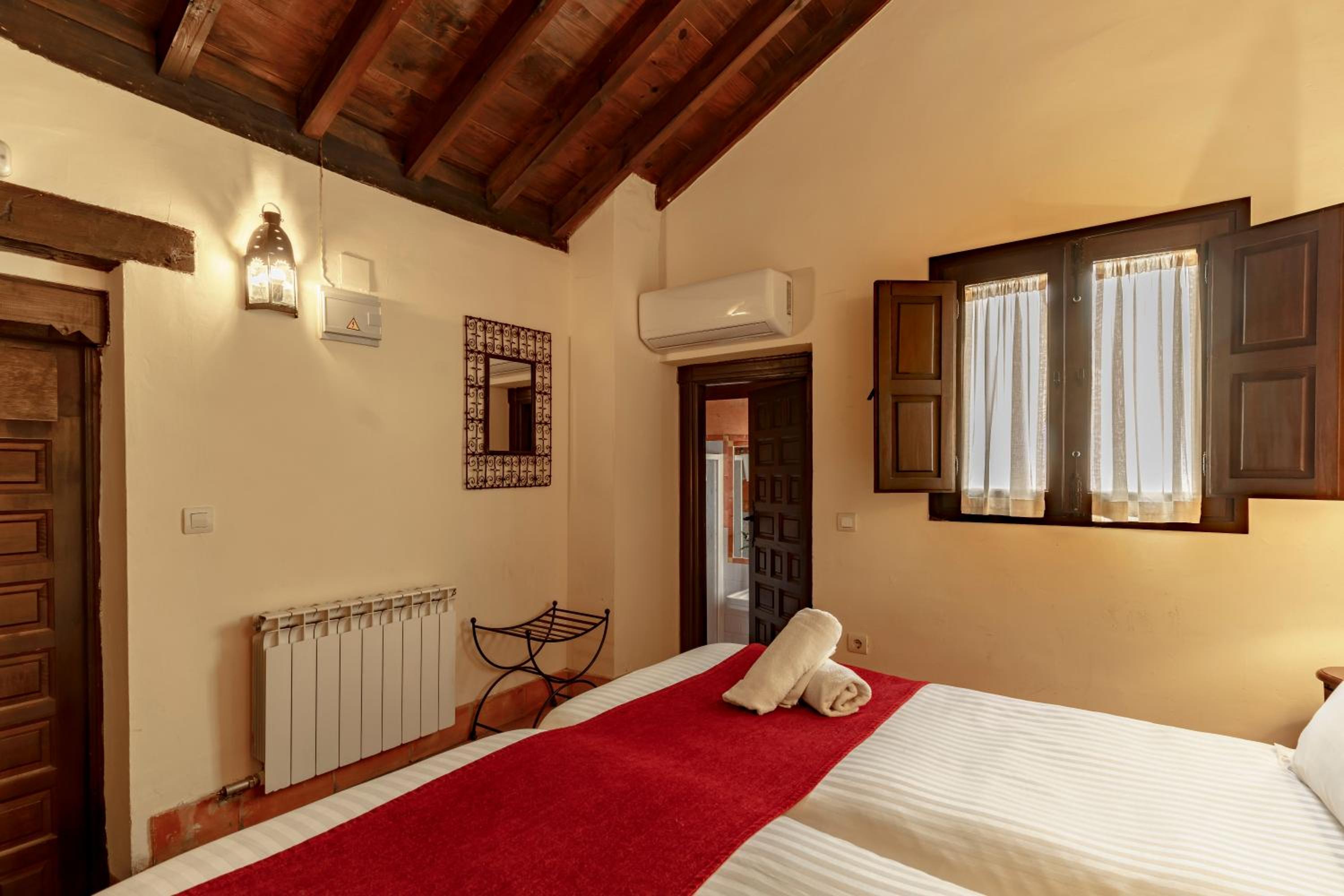 Standard Double or Twin Room - Photo 21