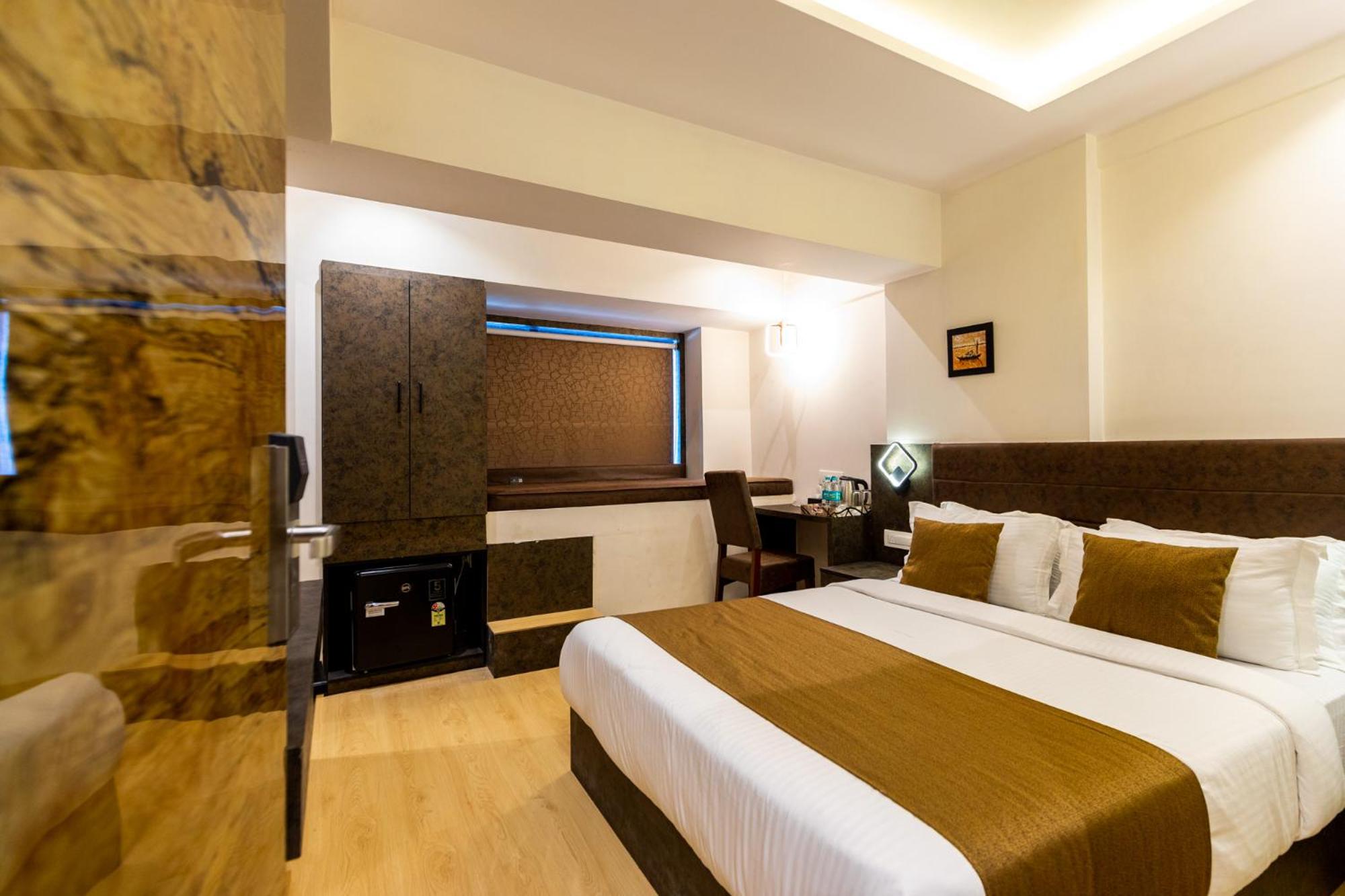 Deluxe Room - Photo 17