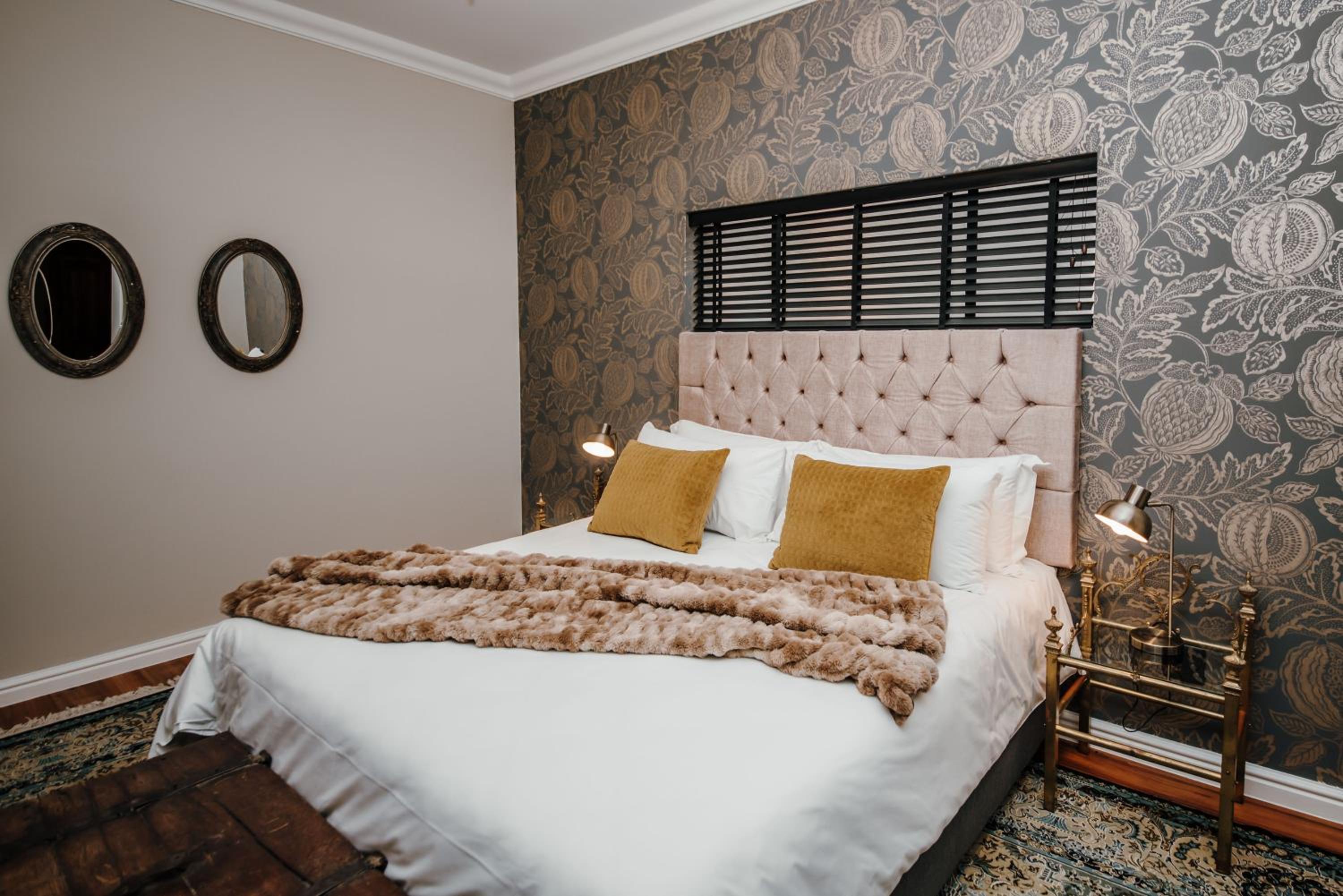 Executive Suite - Photo 8