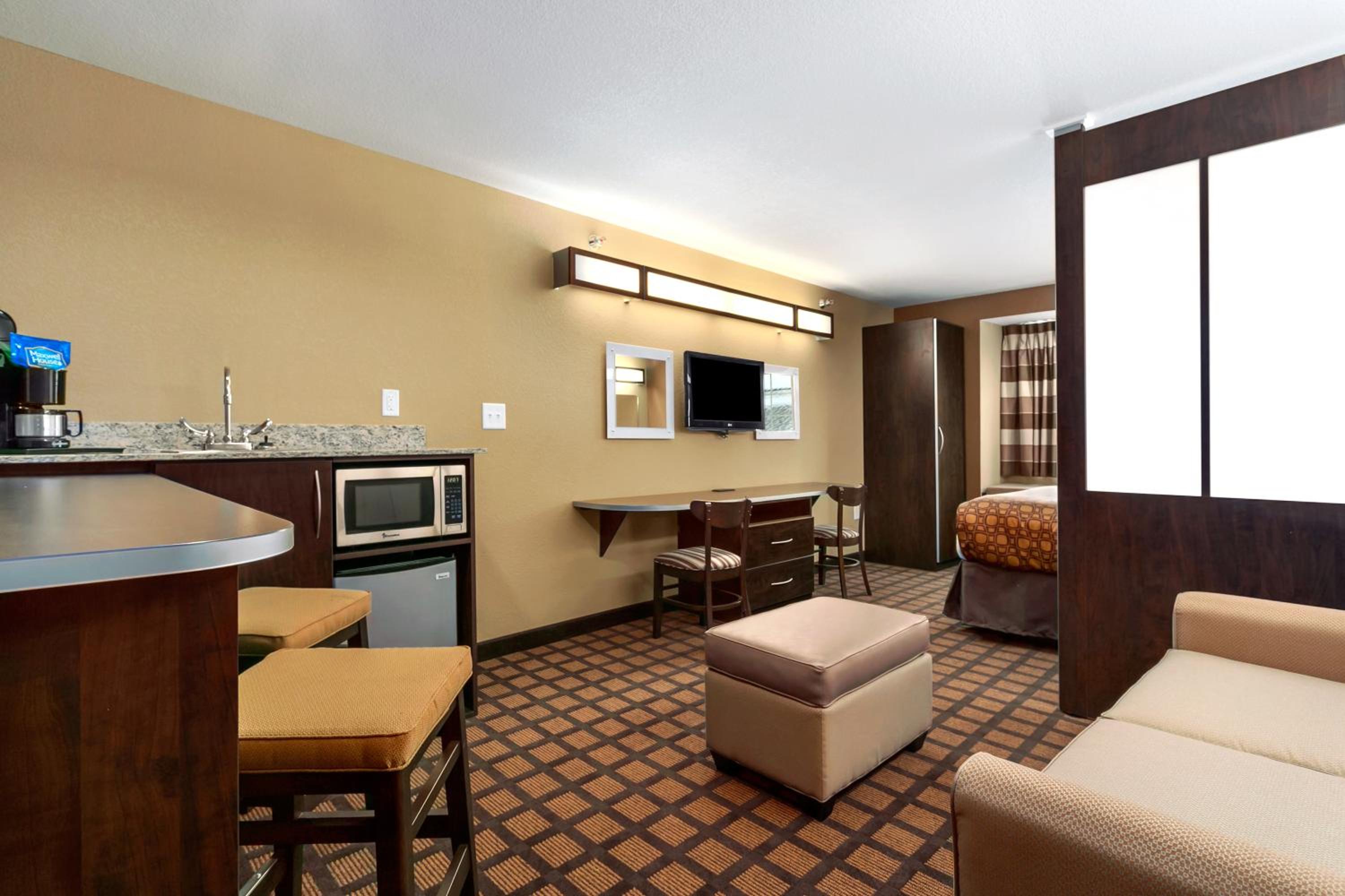 Queen Suite - Non-Smoking - Photo 4