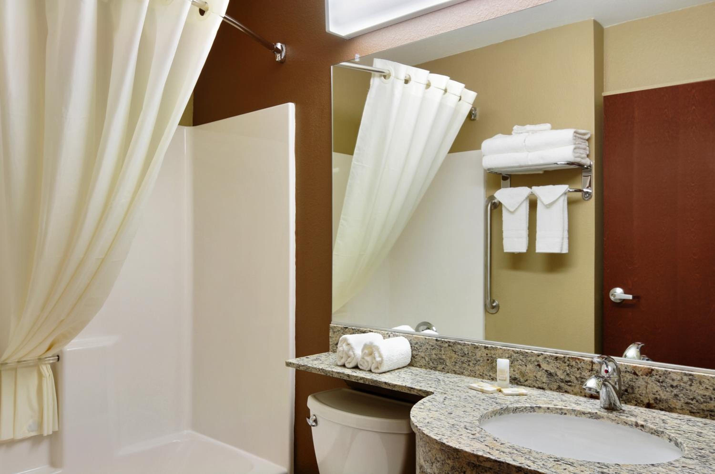 Queen Room with Two Queen Beds and Roll-In Shower - Mobility/Hearing Accessible - Non-Smoking - Photo 3