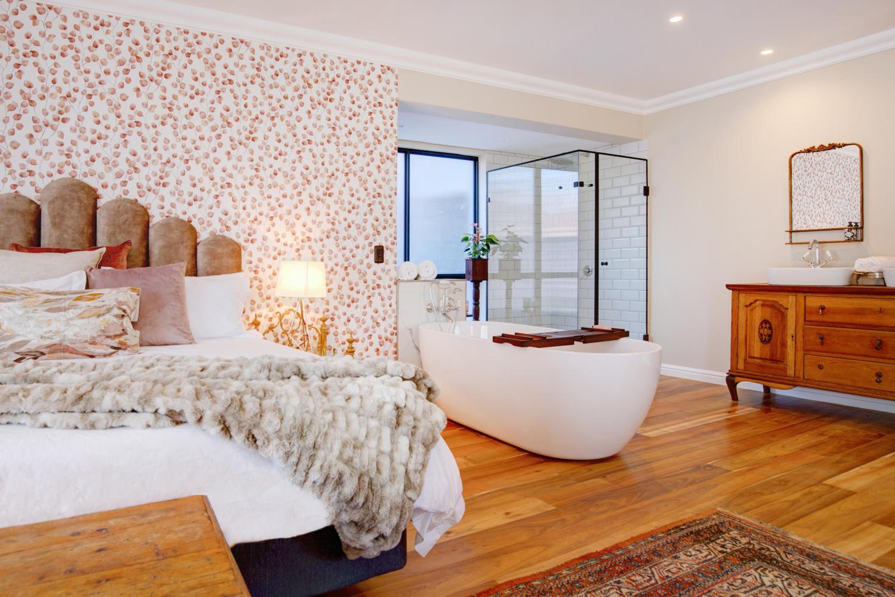 Executive Suite - Photo 9