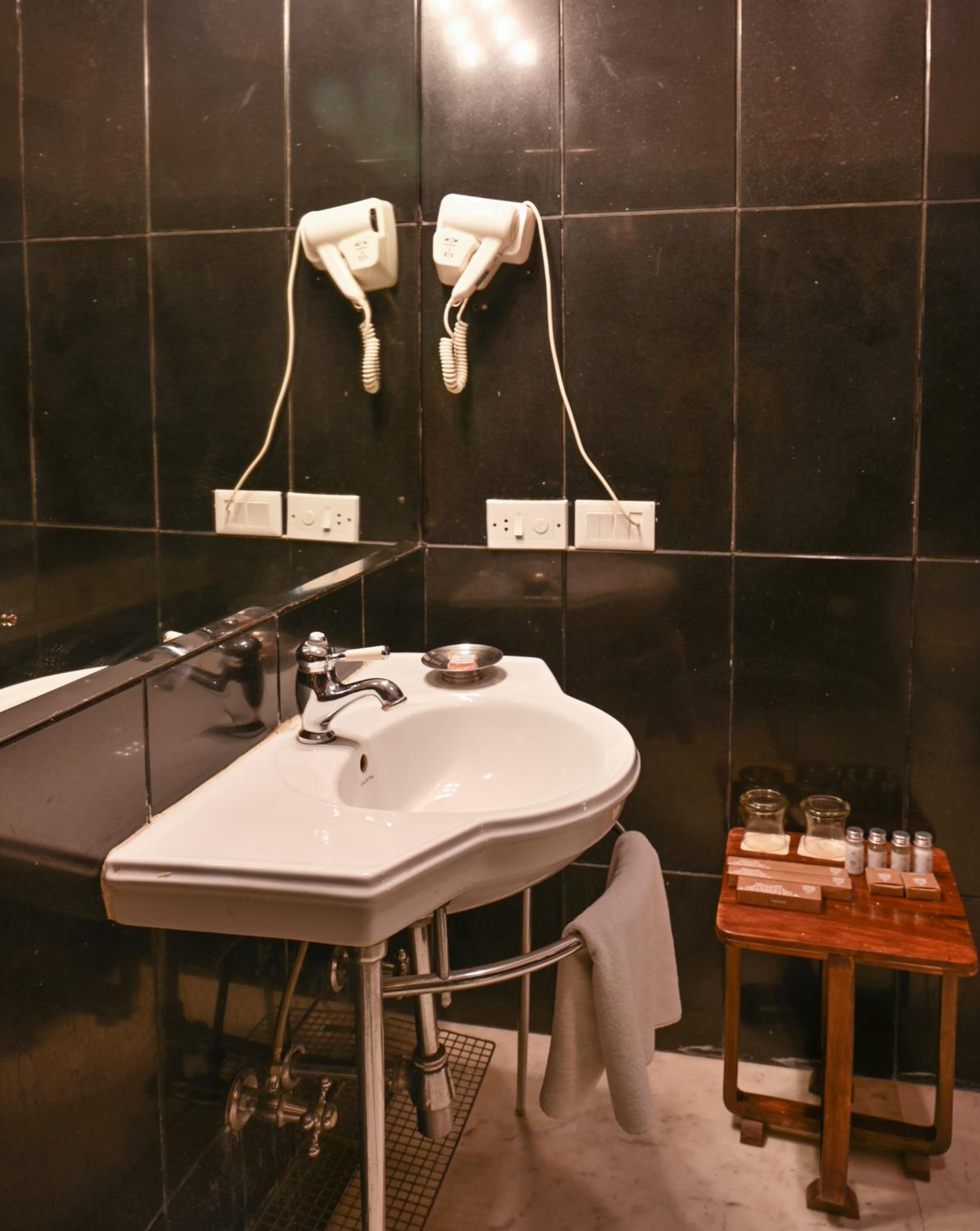 Luxury Suite - Photo 7