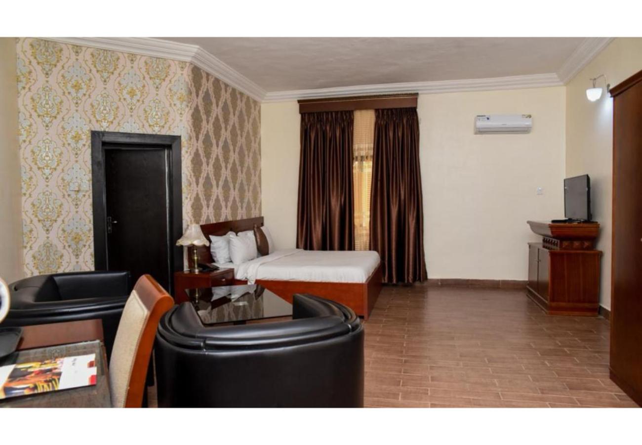Deluxe Queen Suite photo 3