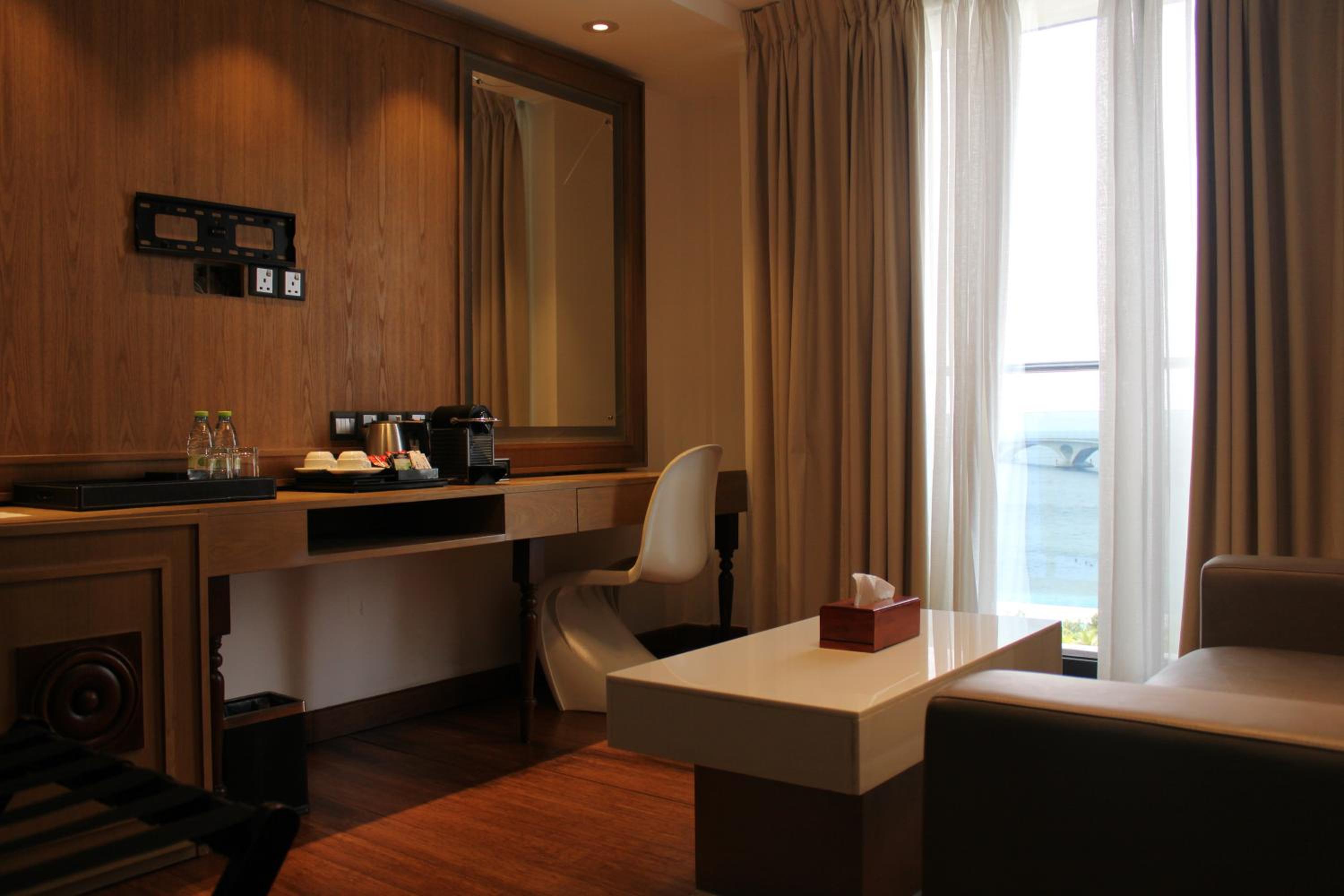 Deluxe Suite with Sea View - Photo 17