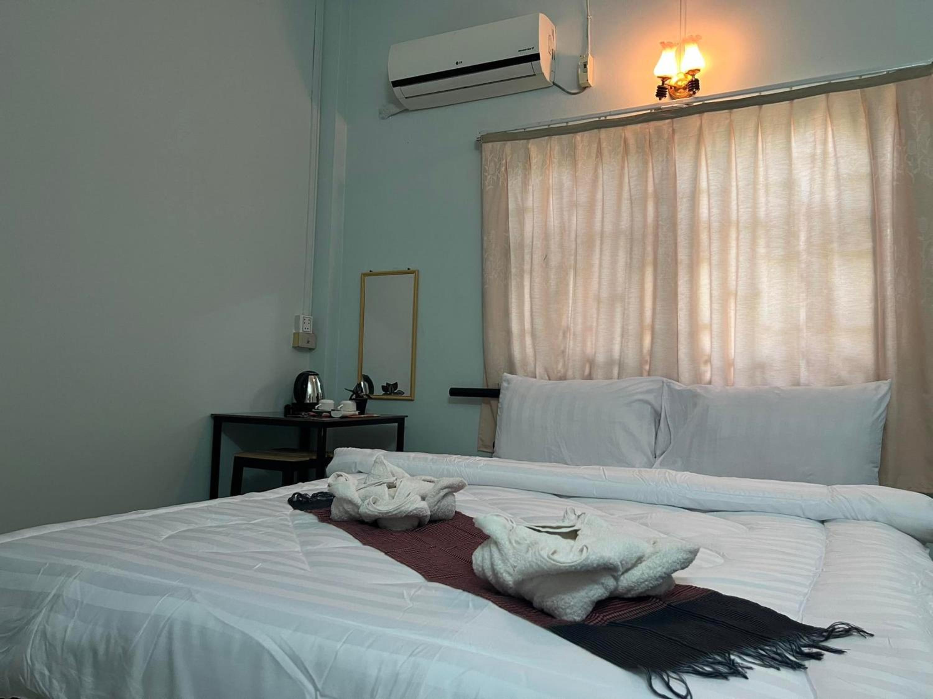 Deluxe Double Room (2 Adults + 1 Child) - Photo 1
