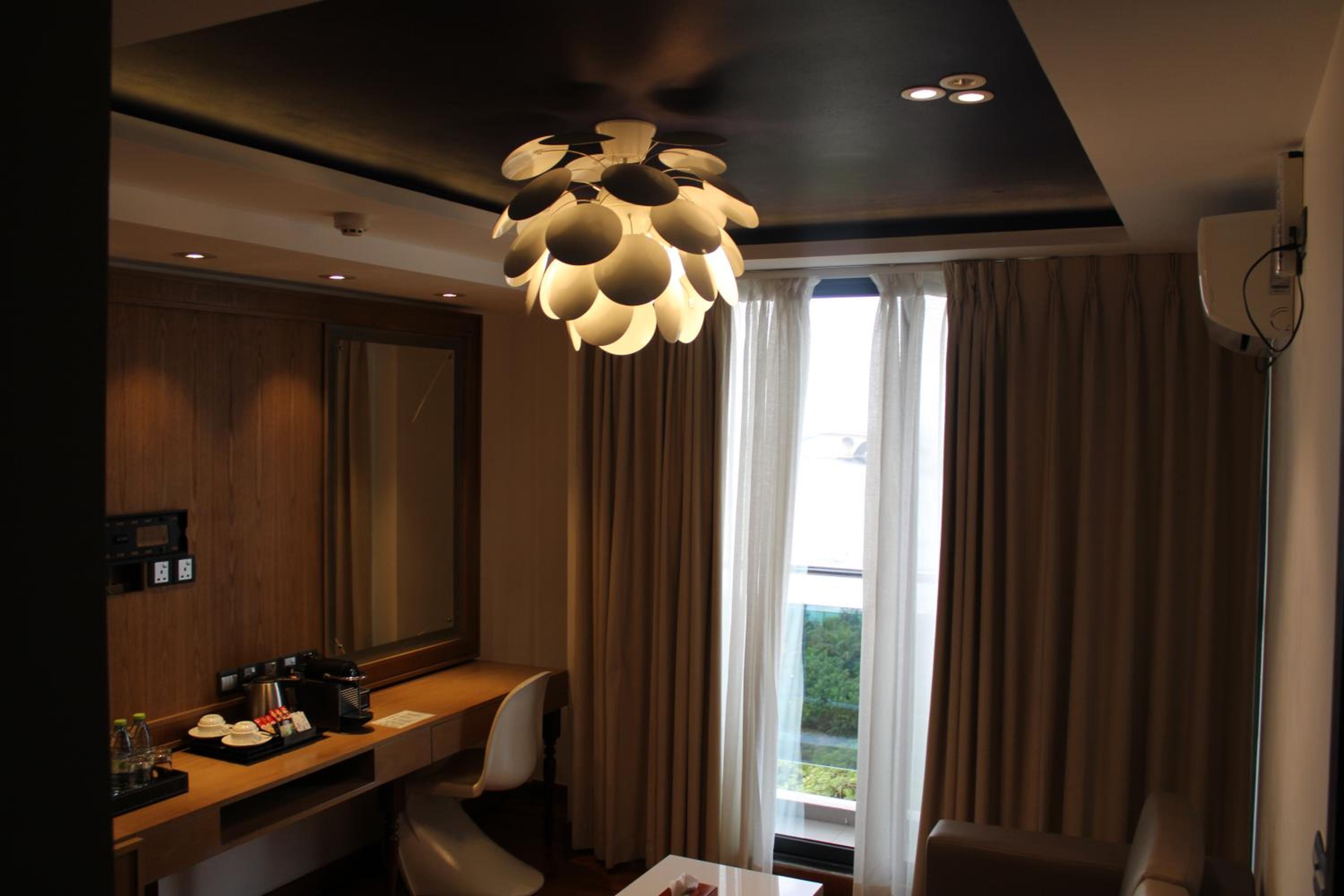 Deluxe Suite with Sea View - Photo 16