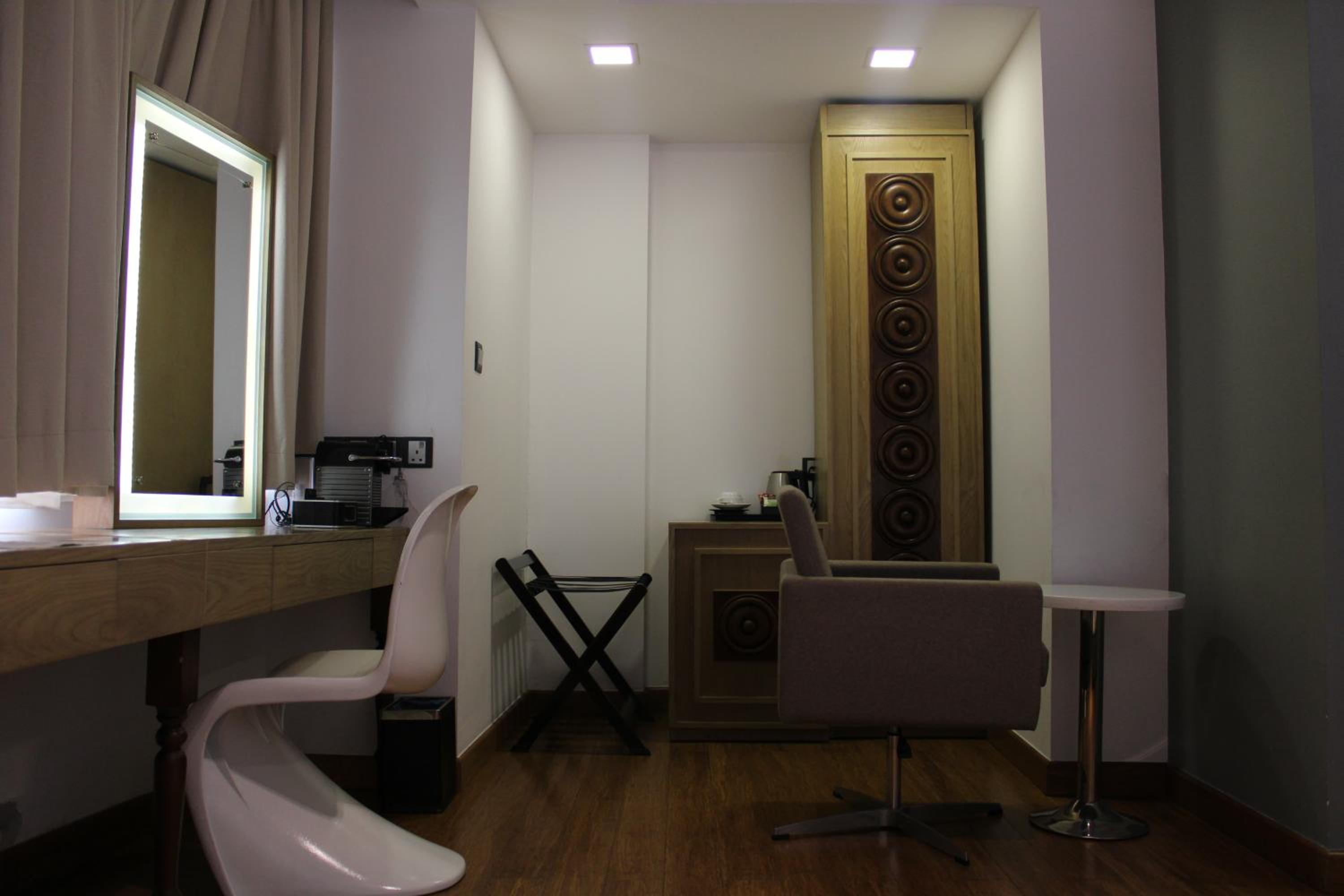 Deluxe Double Room with Balcony & Sea View (Free Return Airport Transfer and 10% off on Food & Beverage) - Photo 5