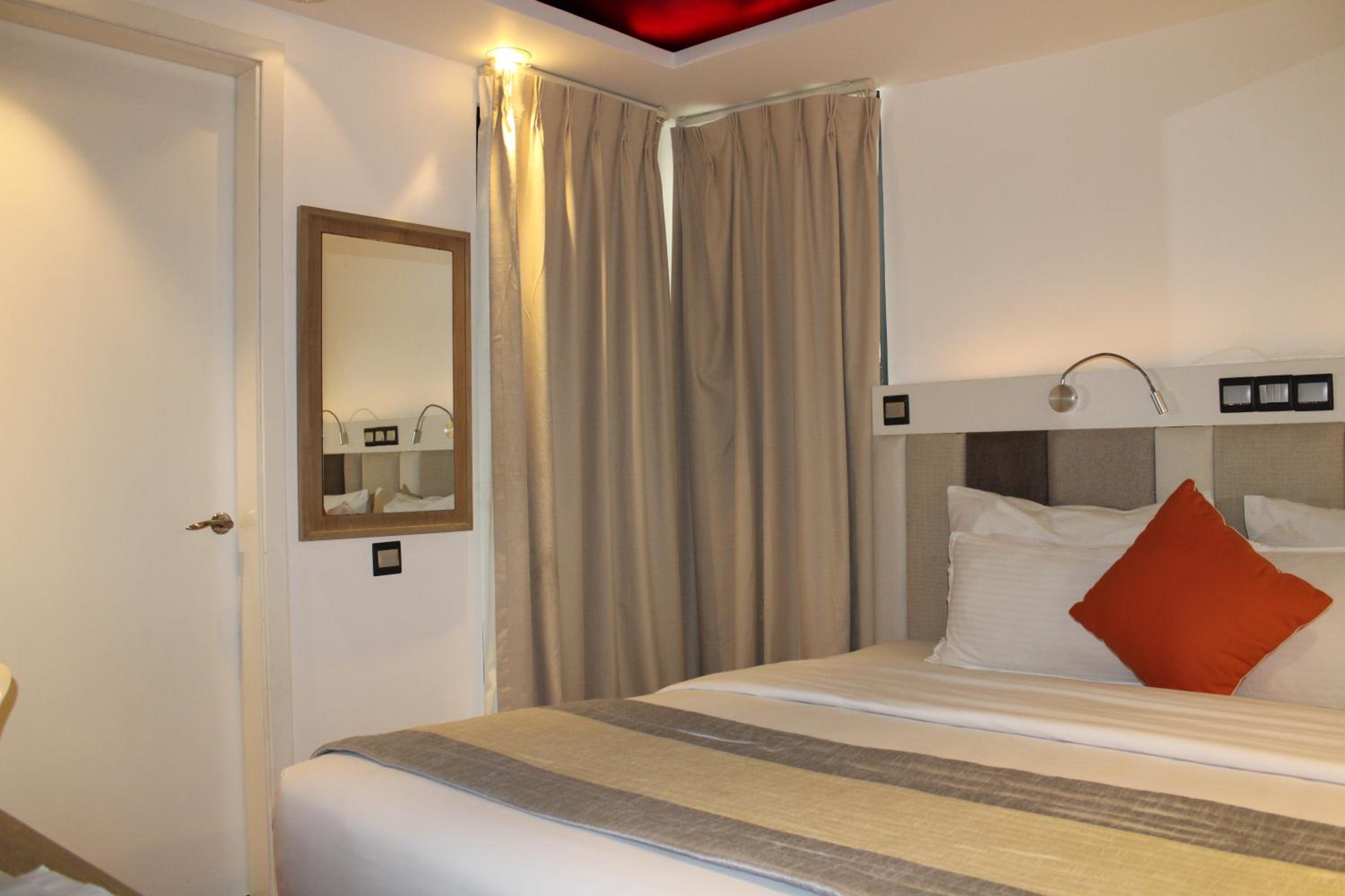 Standard Double Room (Free Return Airport Transfer and 10% off on Food & Beverage) - Photo 2
