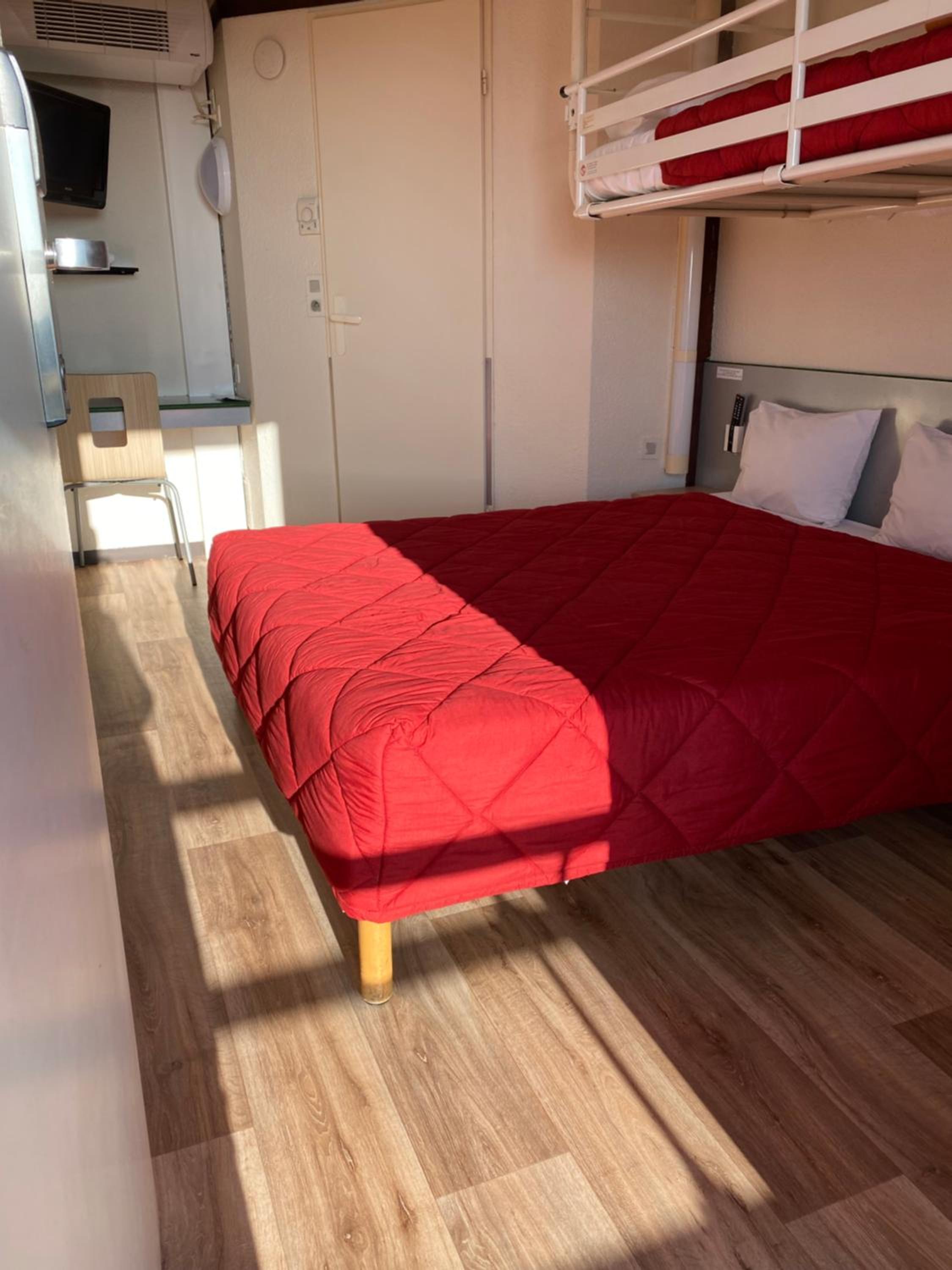 Triple Room (1 Double Bed + 1 Single Bed) - Photo 4