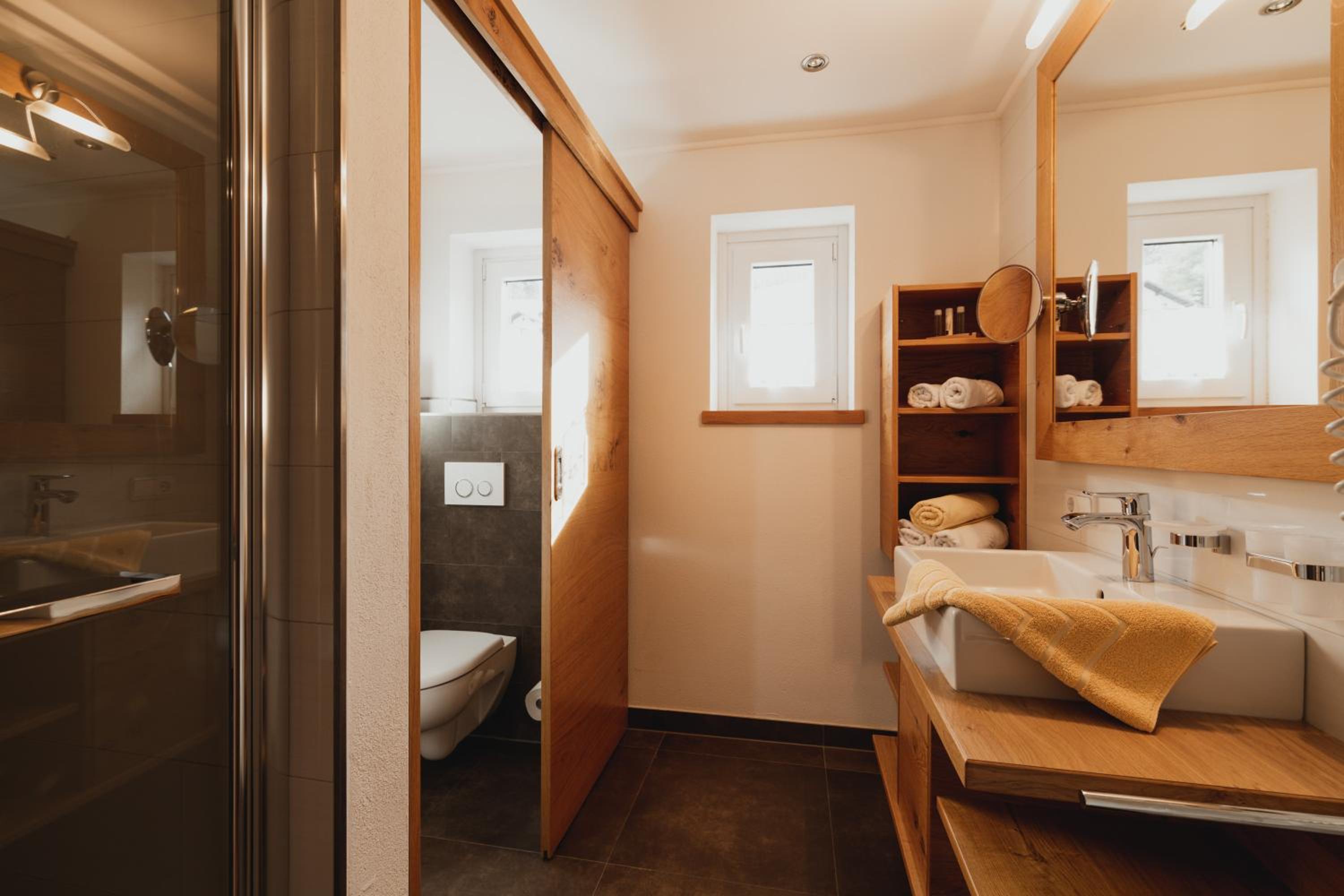 One-Bedroom Apartment with Shower photo 3