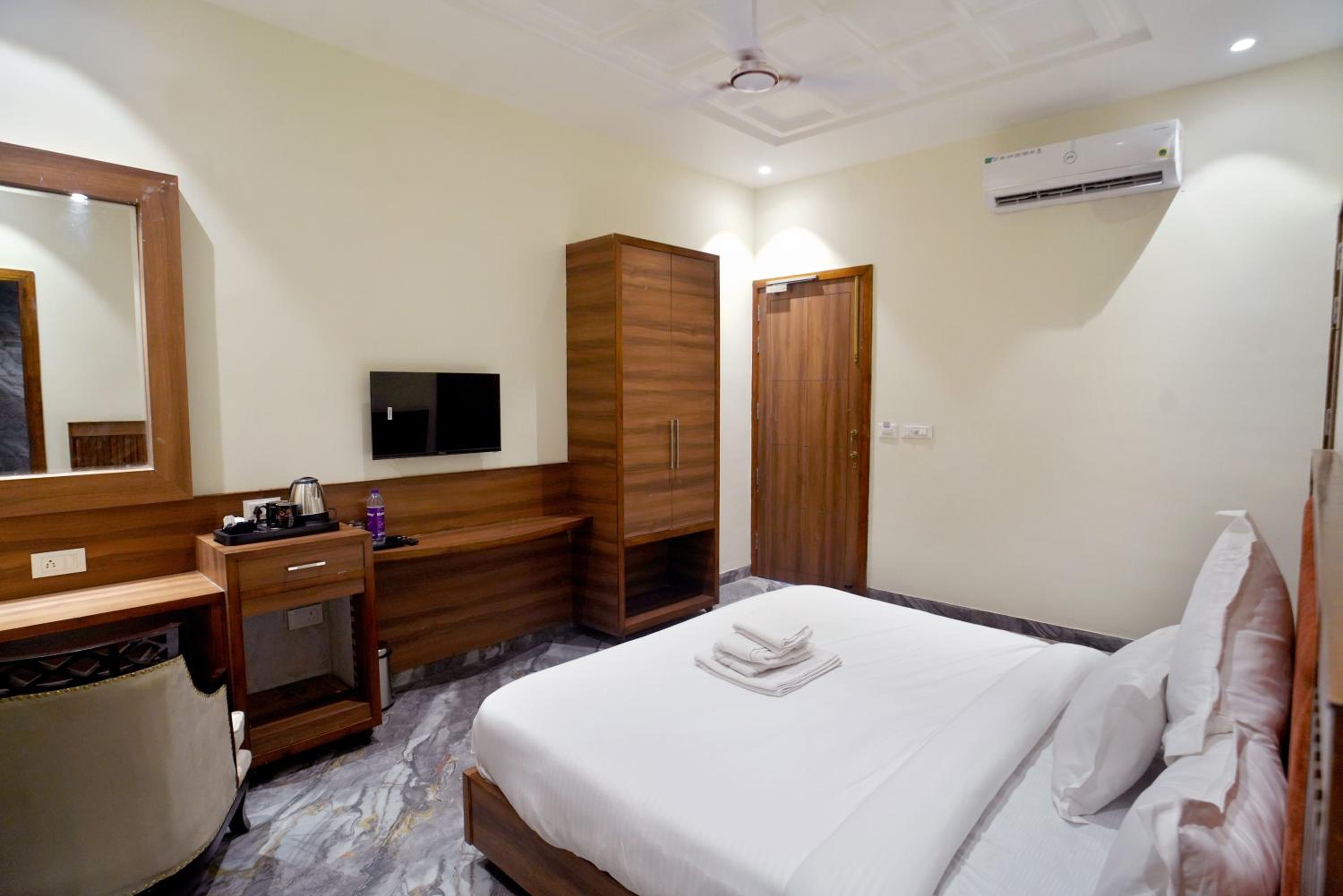 Deluxe Room - Photo 5