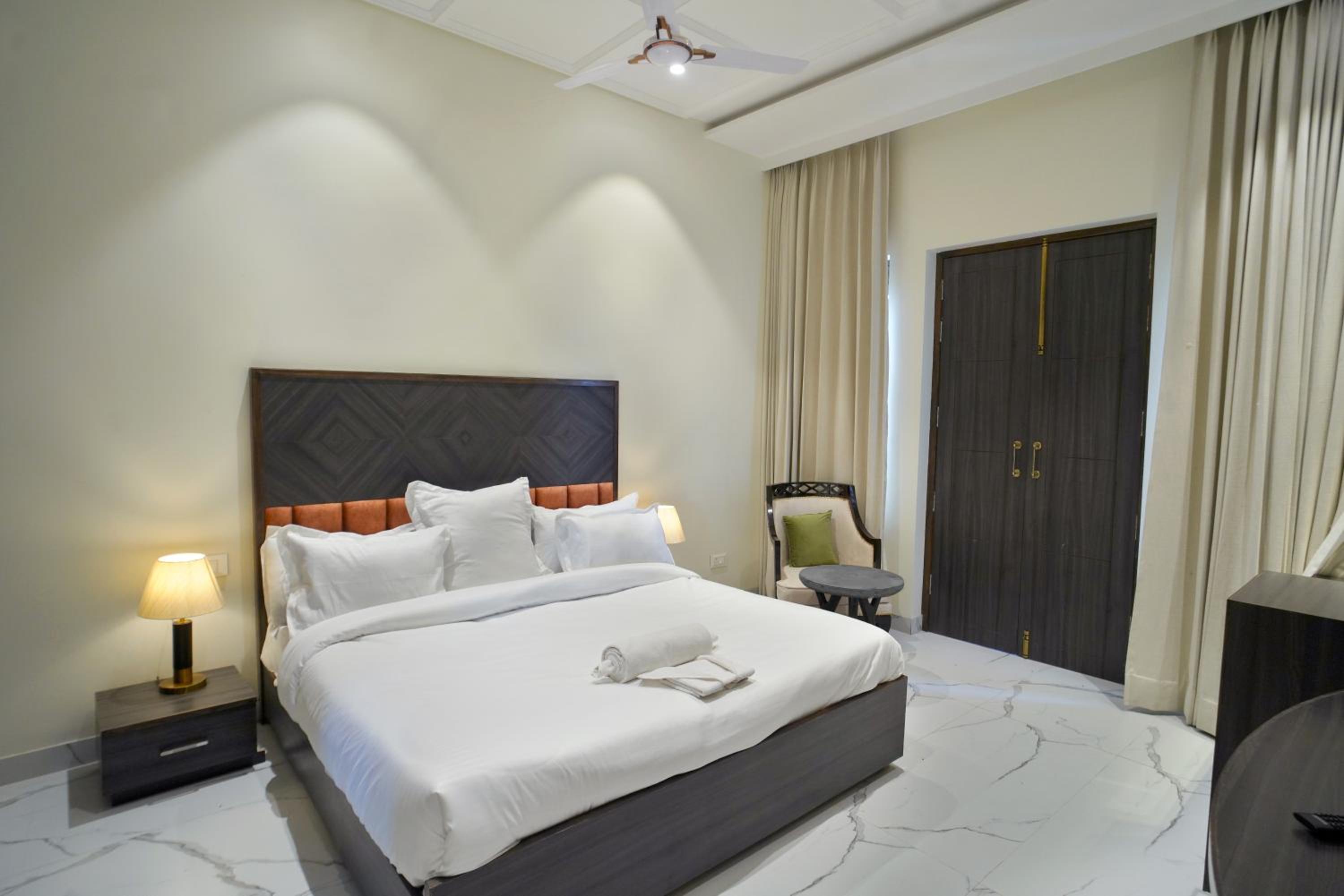 Deluxe Room - Photo 6