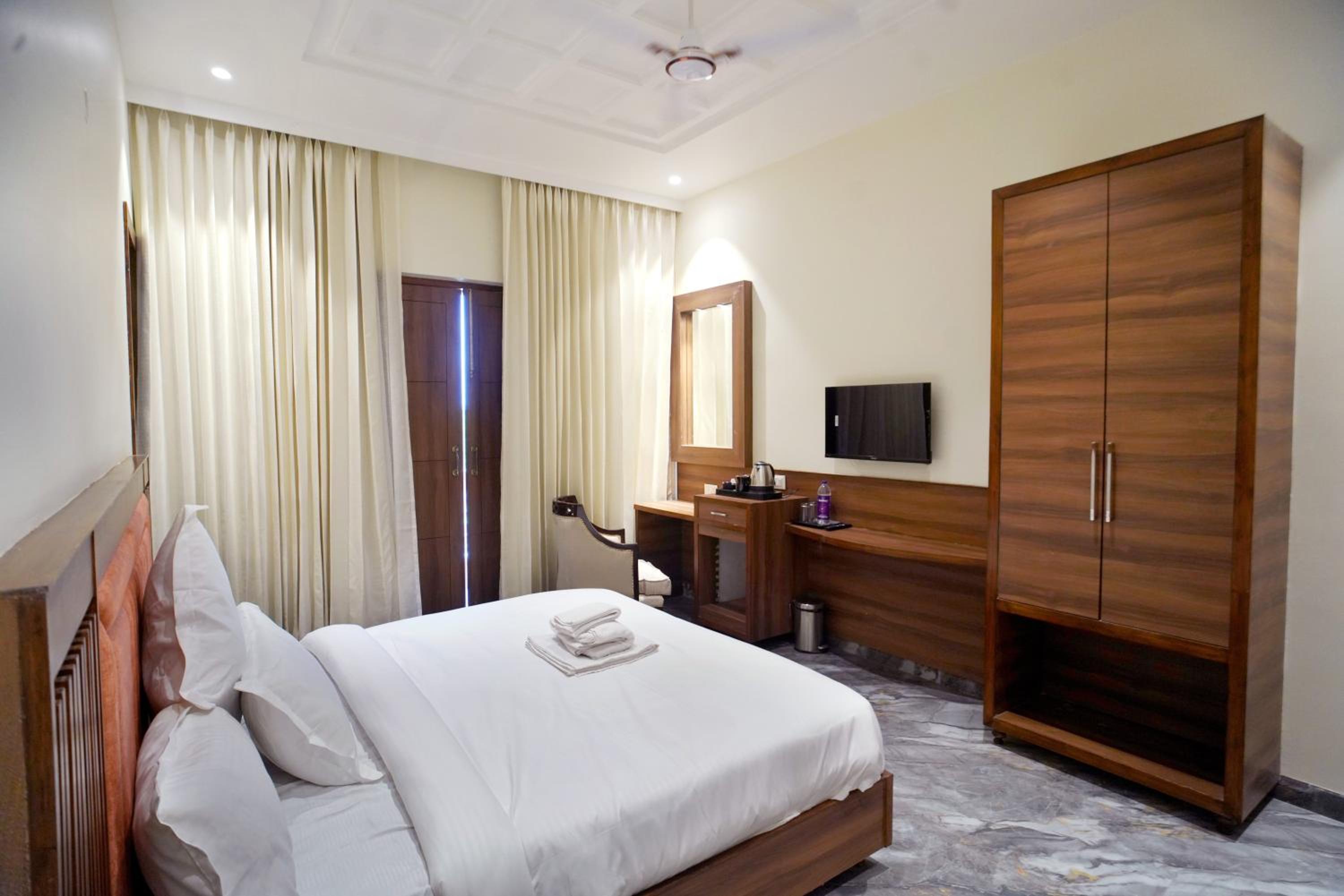 Deluxe Room - Photo 3