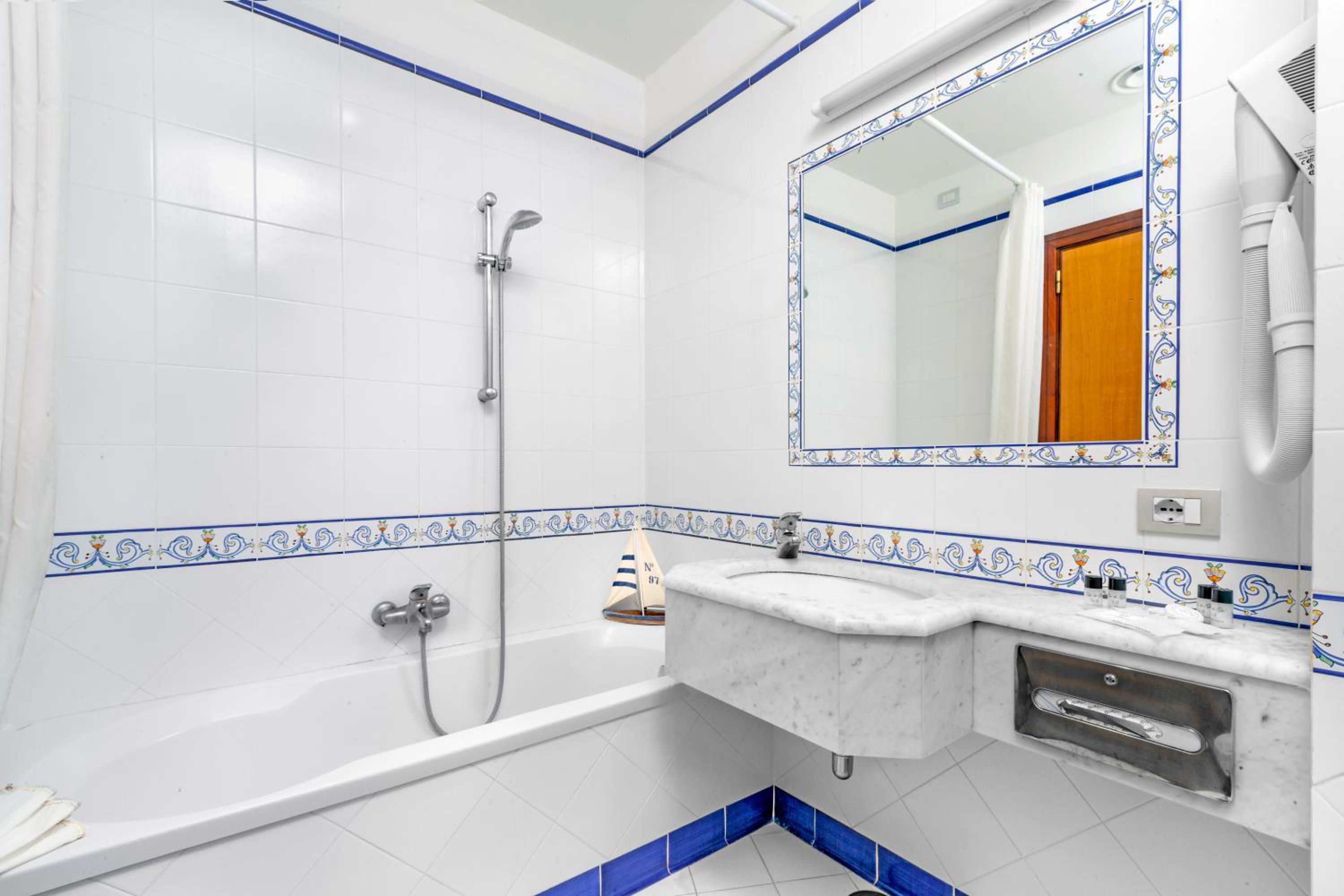Standard Double Room - Photo 8