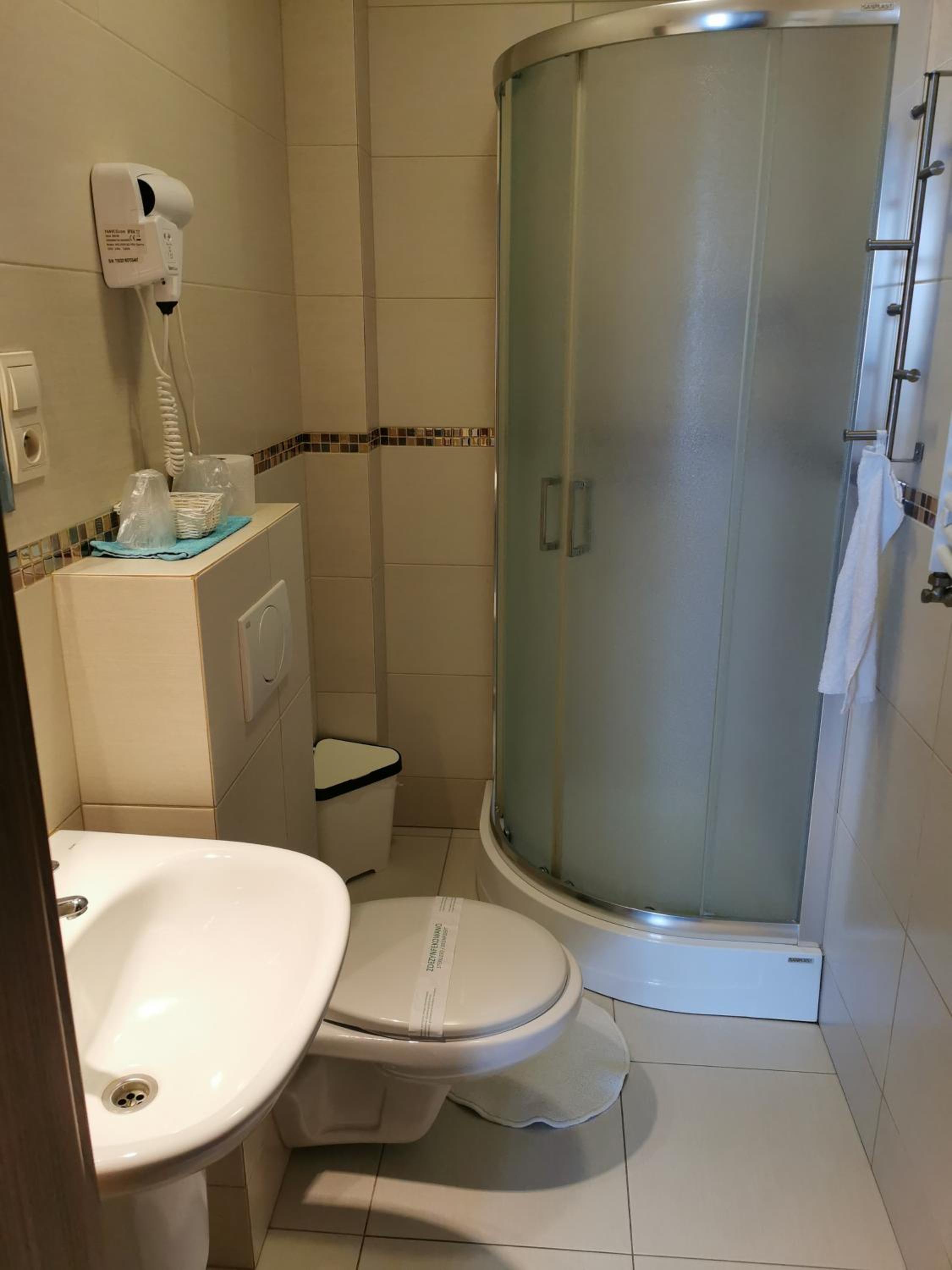Standard Twin Room - Photo 6