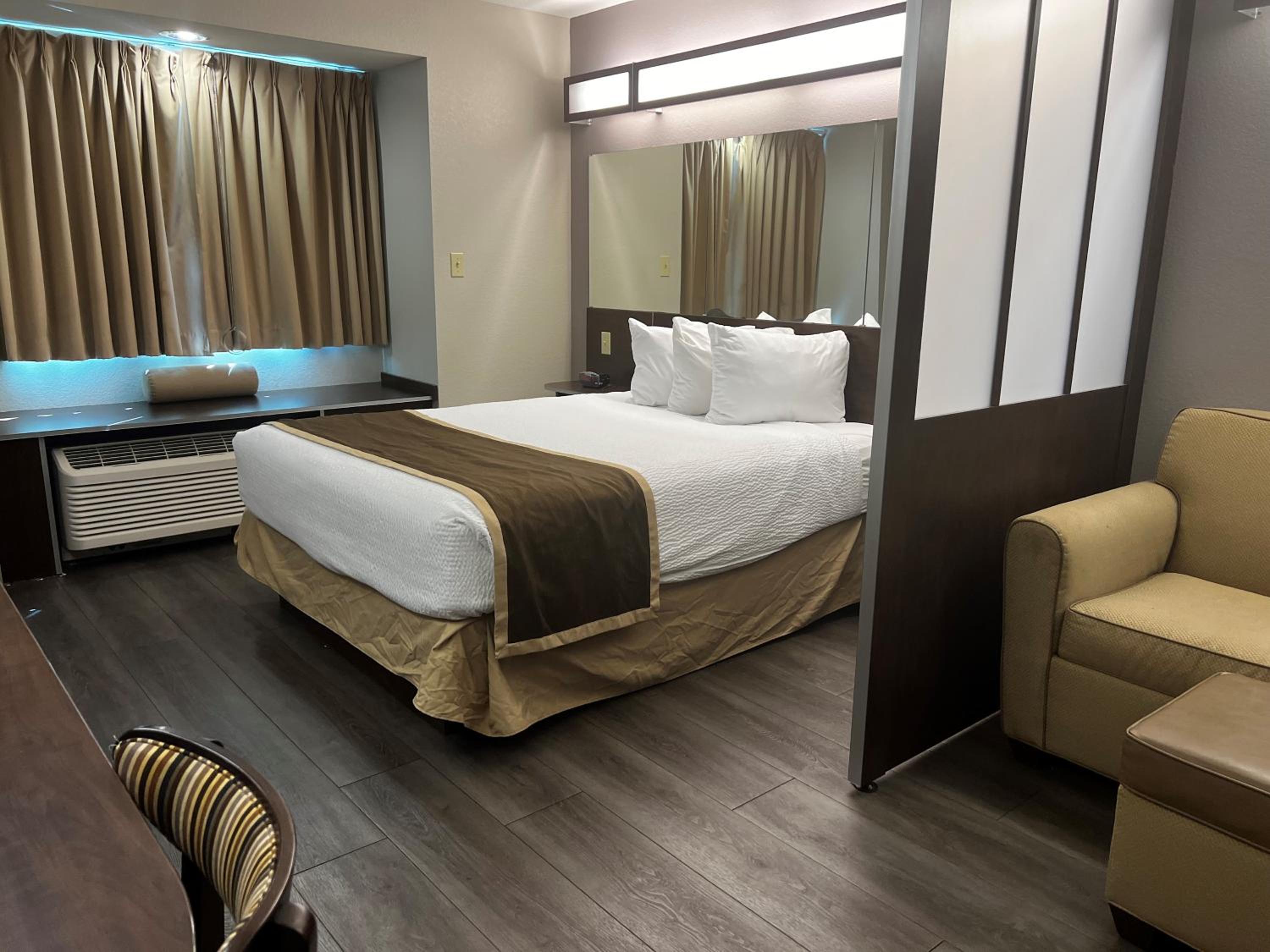 Queen Suite - Disability Access/Non-Smoking - Photo 1
