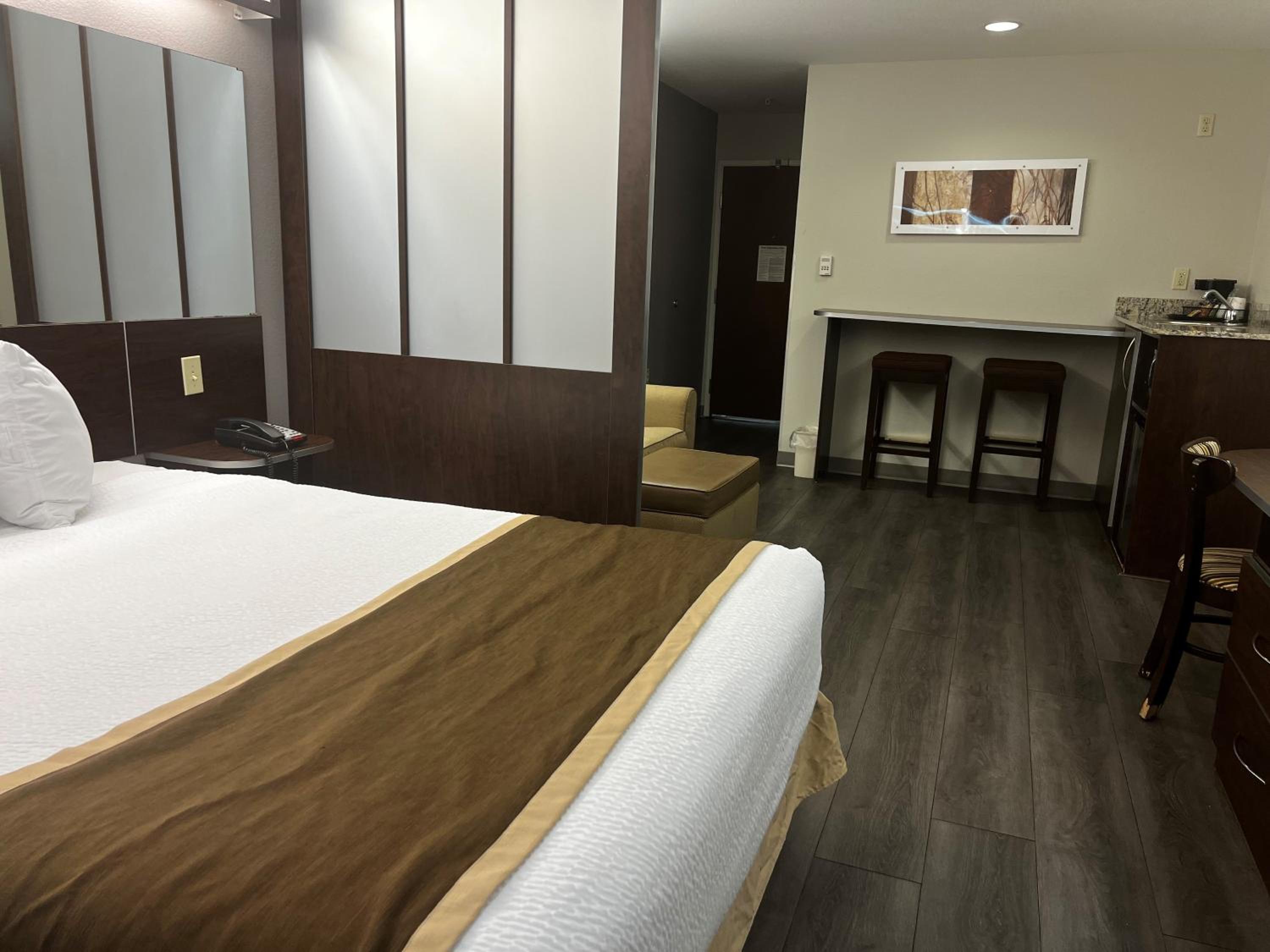Queen Suite - Non-Smoking - Photo 3