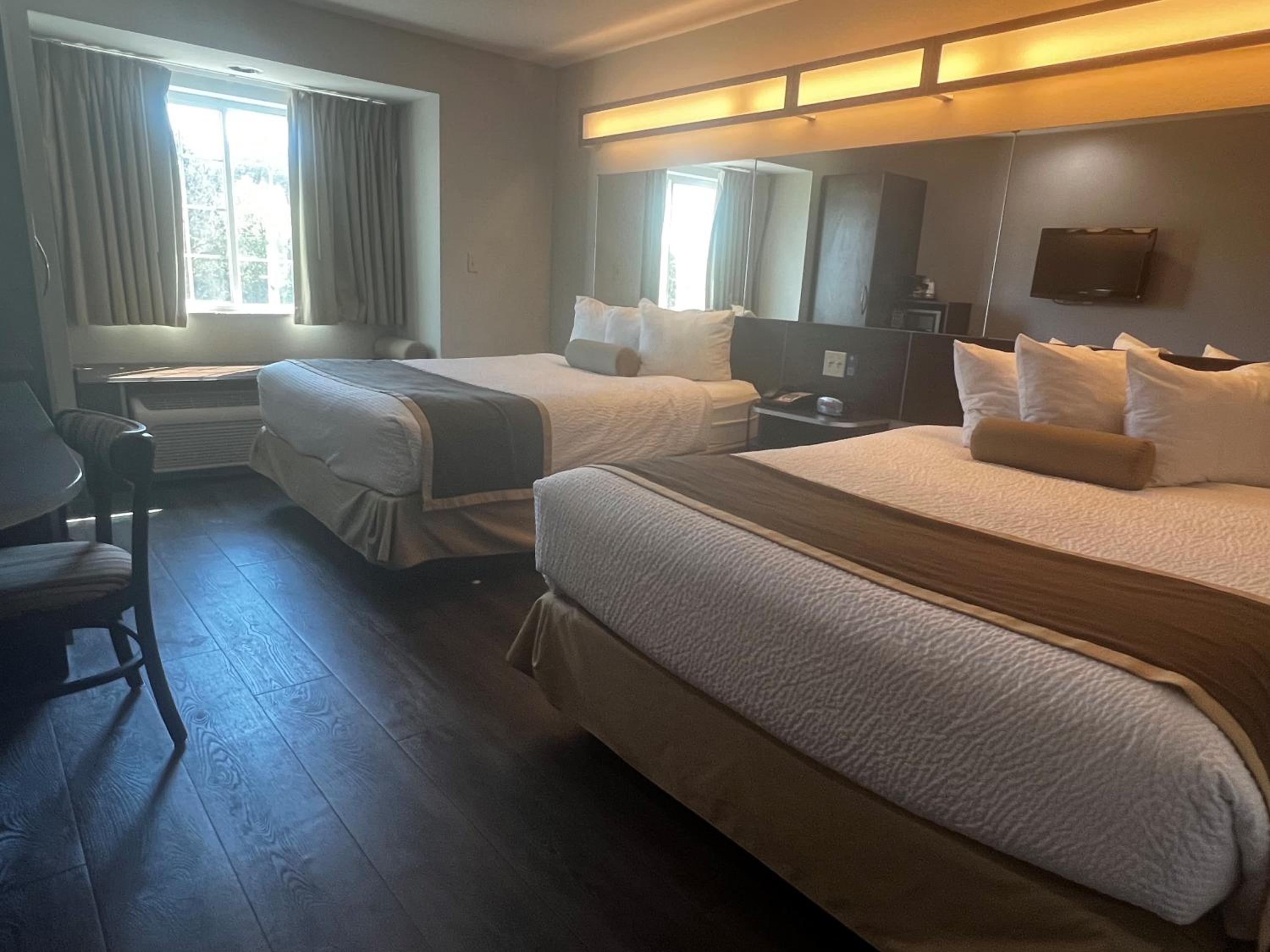 Queen Room with Two Queen Beds - Non-Smoking - Photo 2