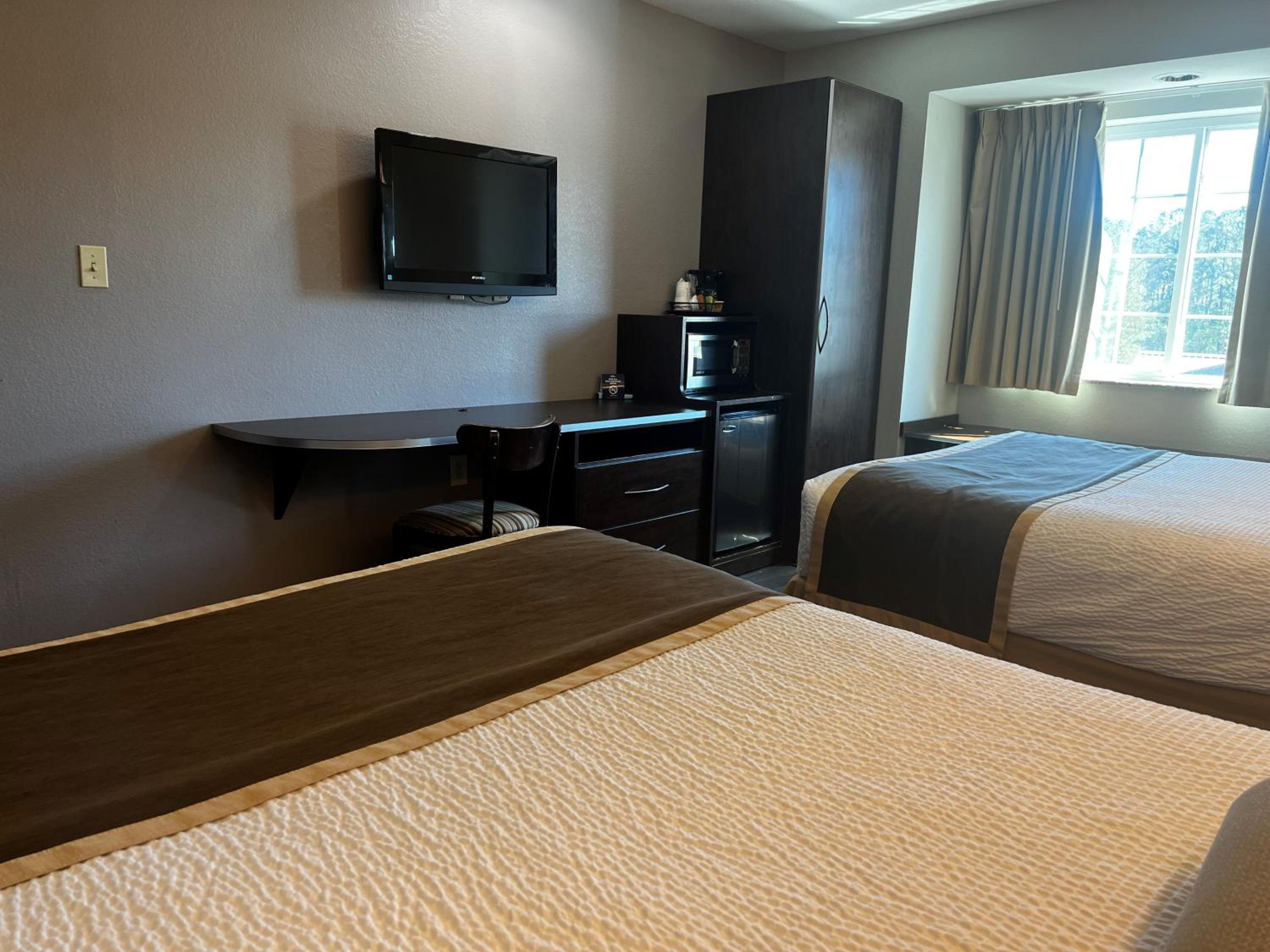 Queen Room with Two Queen Beds - Non-Smoking - Photo 3