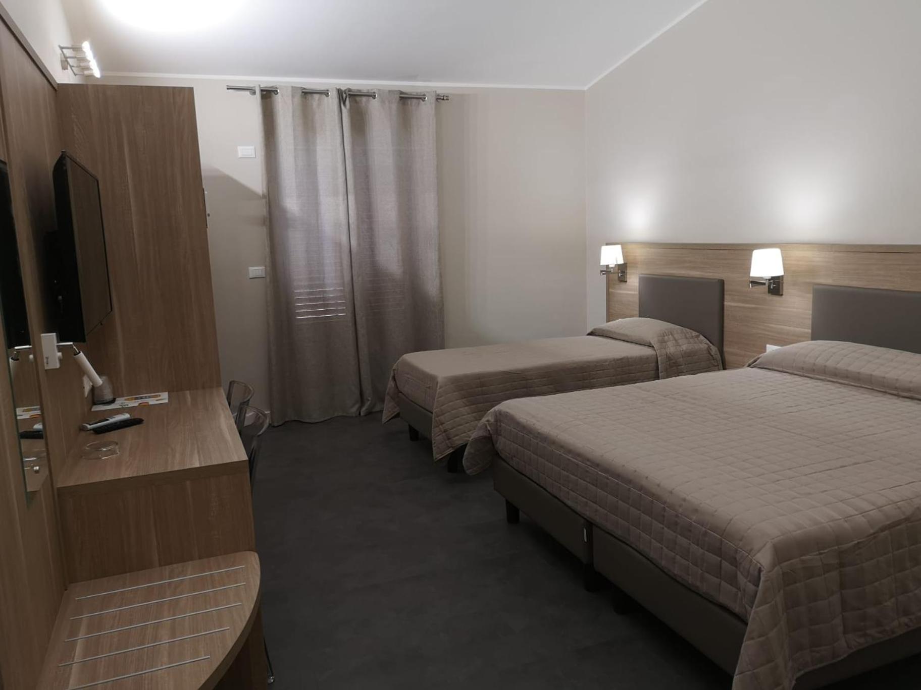 Deluxe Triple Room - Photo 1