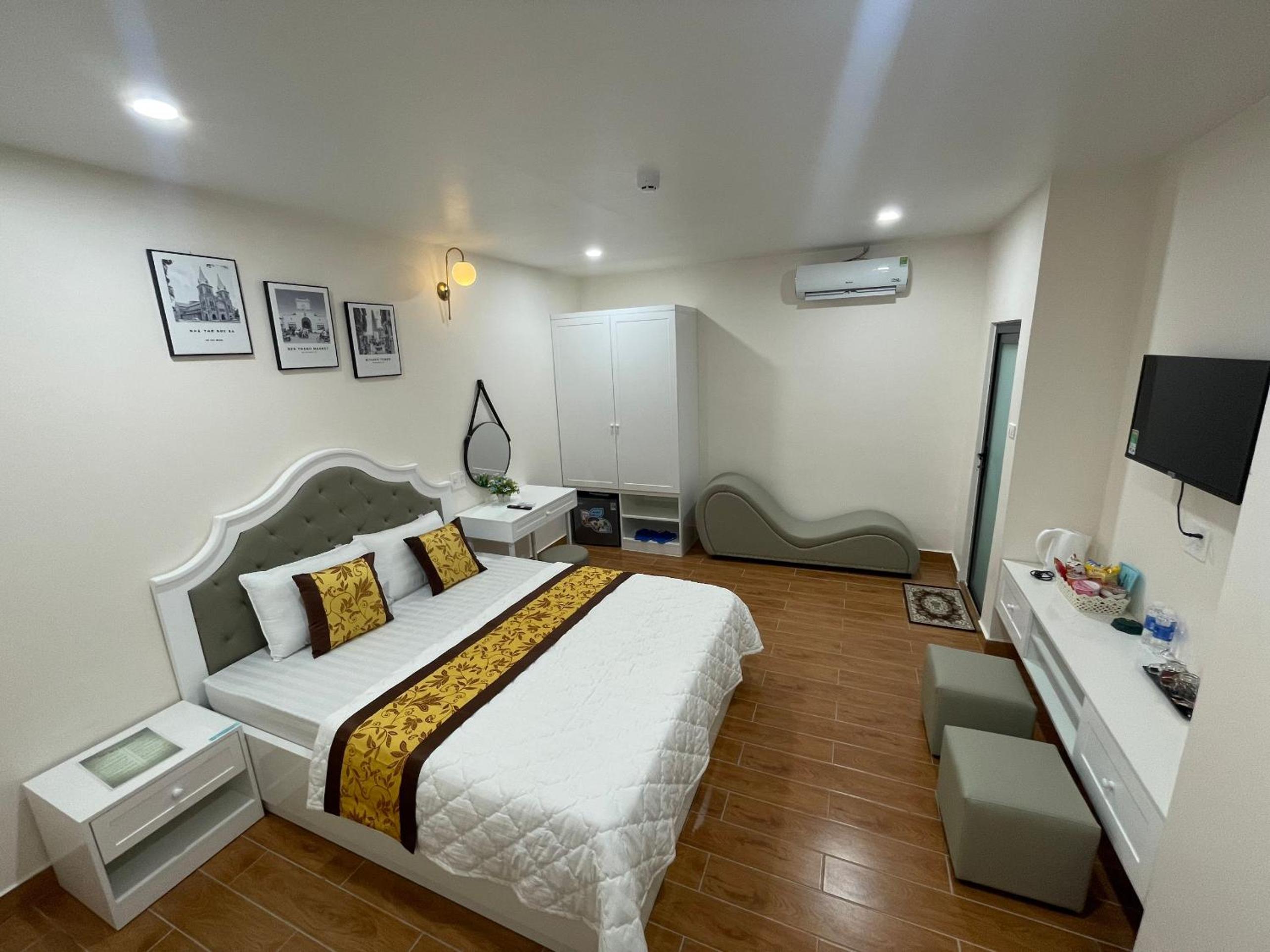 Deluxe King Room - Photo 1