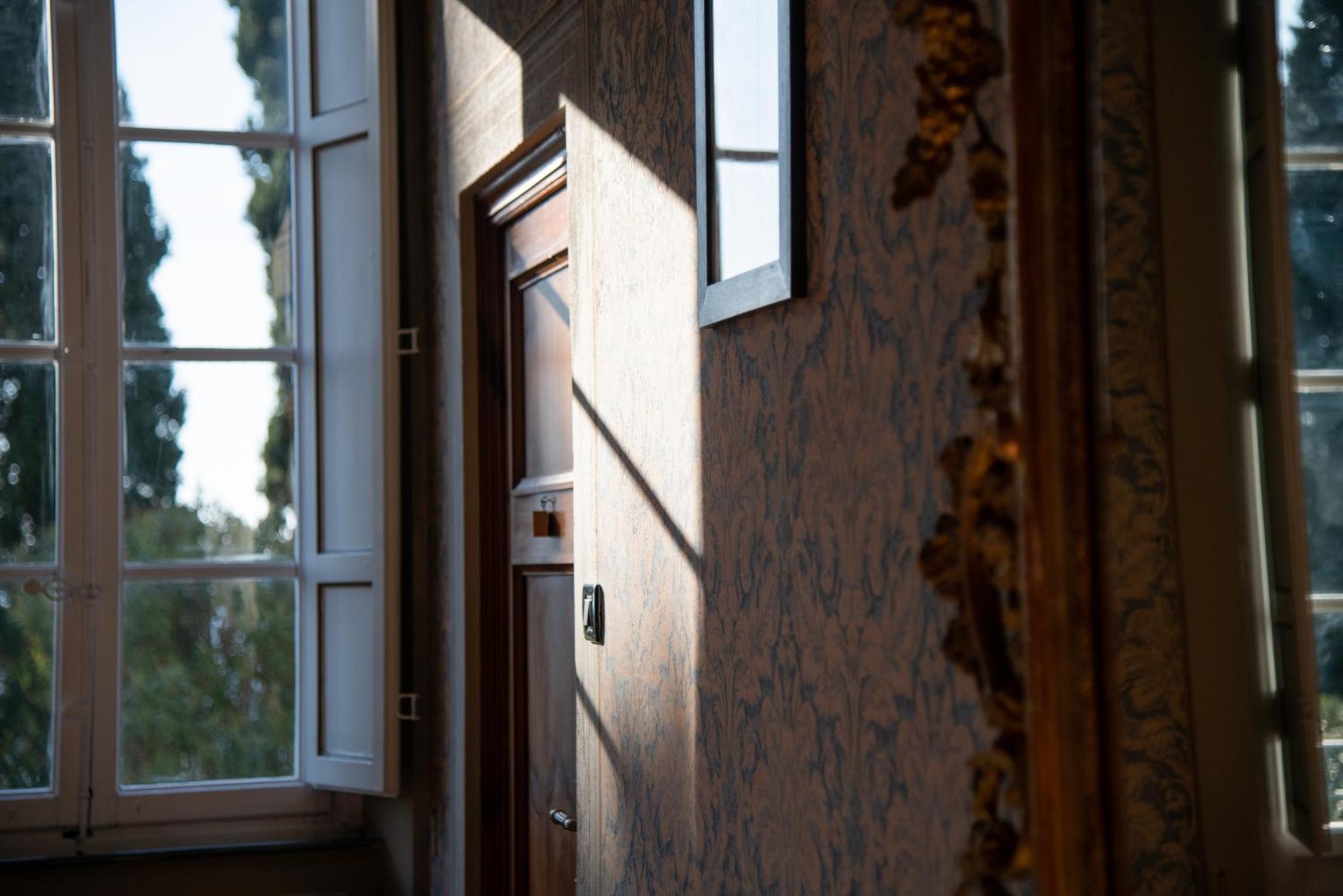 Six-Bedroom House photo 1