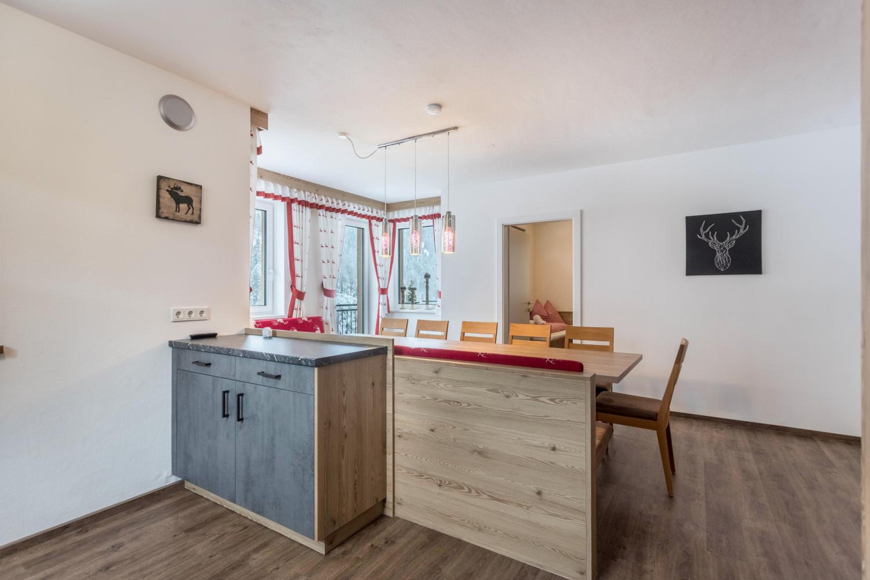 Three-Bedroom Apartment with Mountain View photo 2