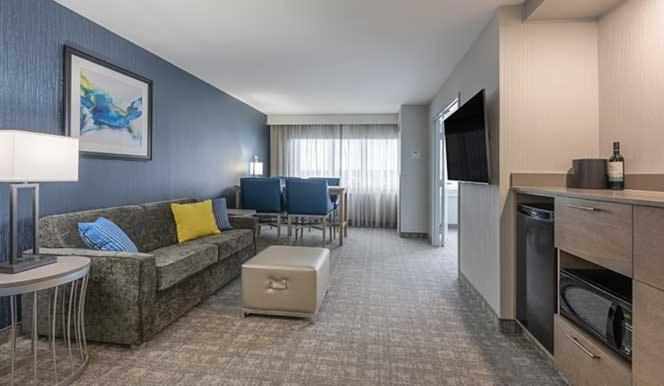 One-Bedroom Suite - Photo 4