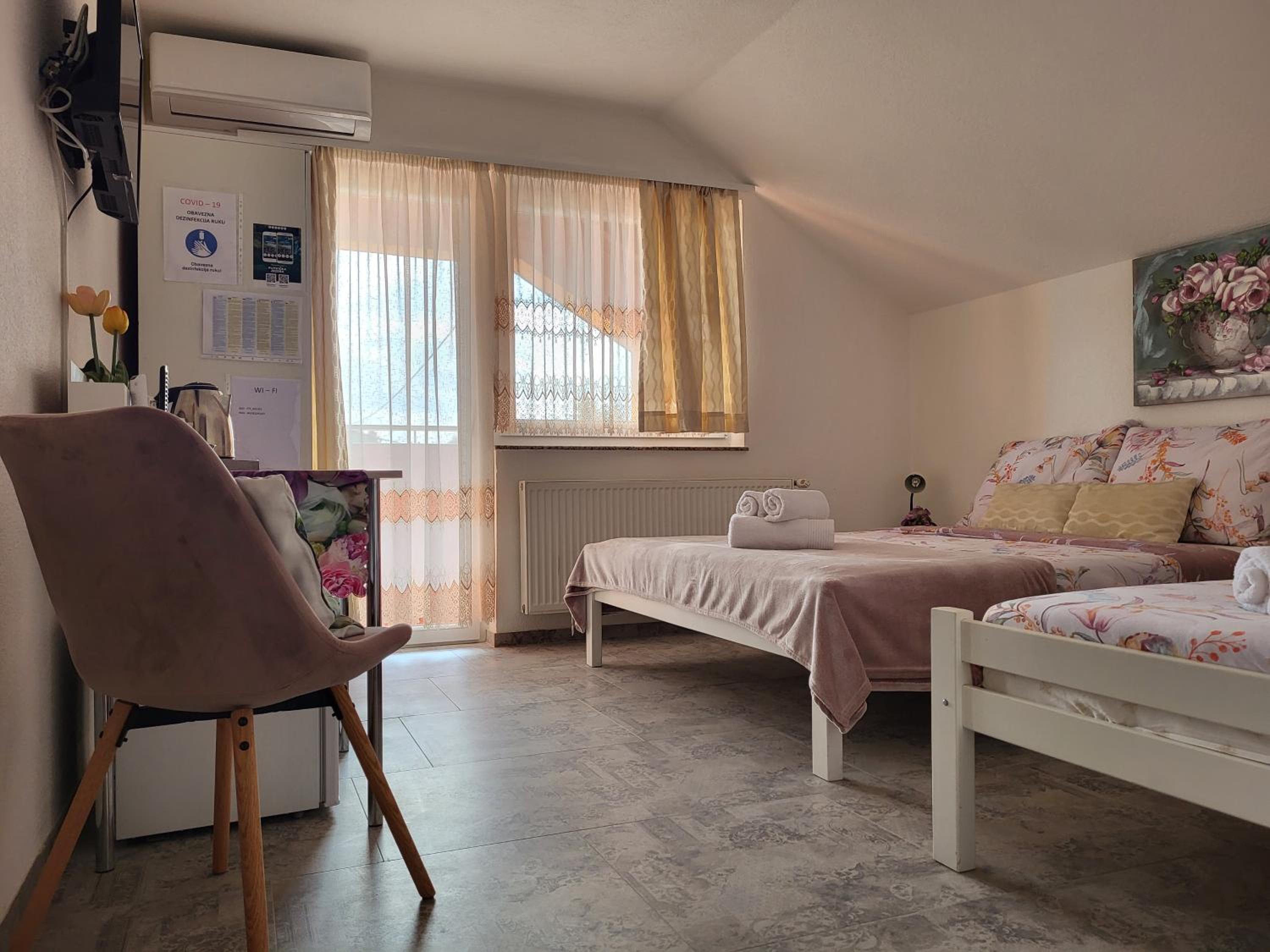 Triple Room with Balcony - Photo 3