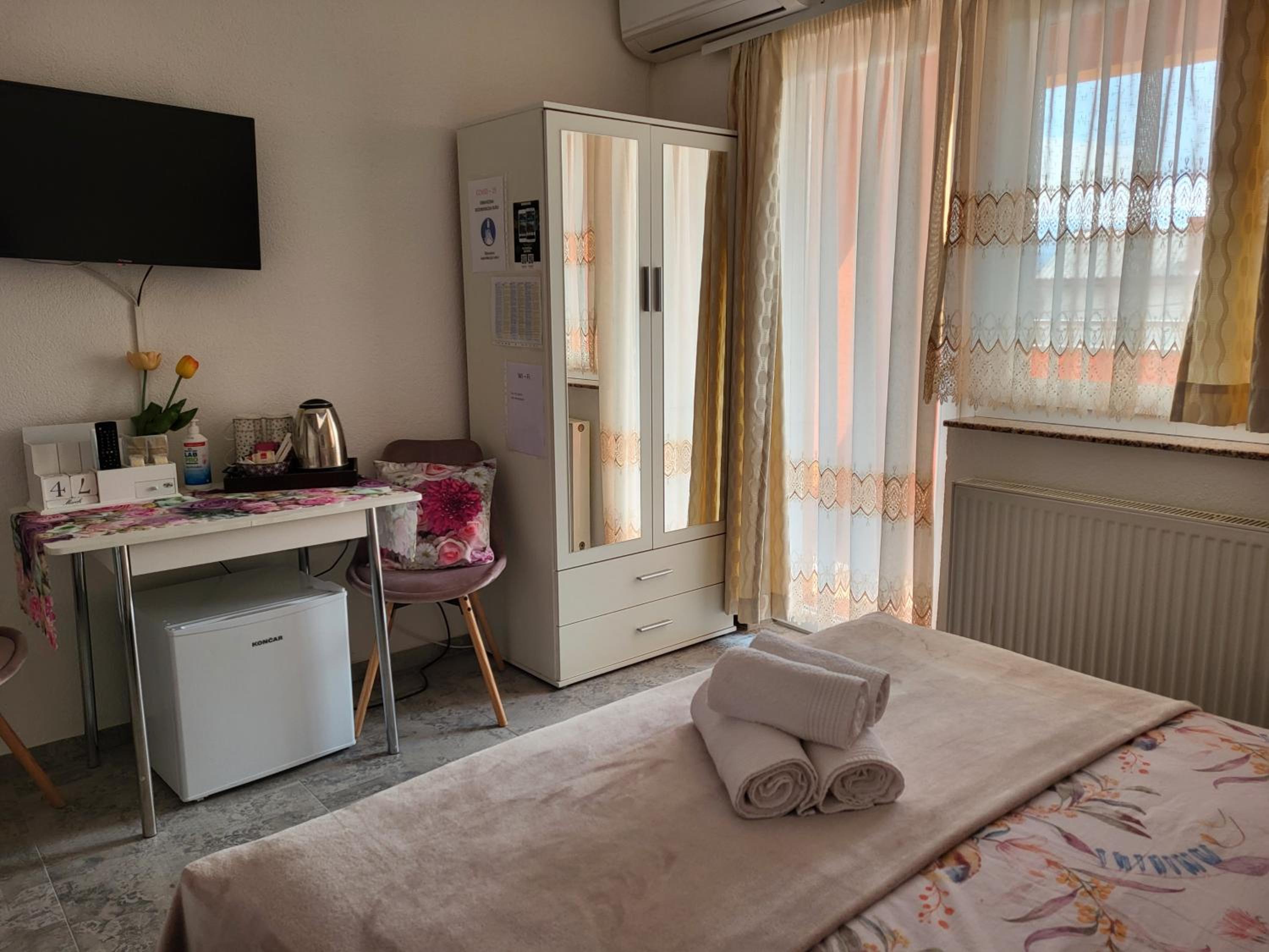 Triple Room with Balcony - Photo 4