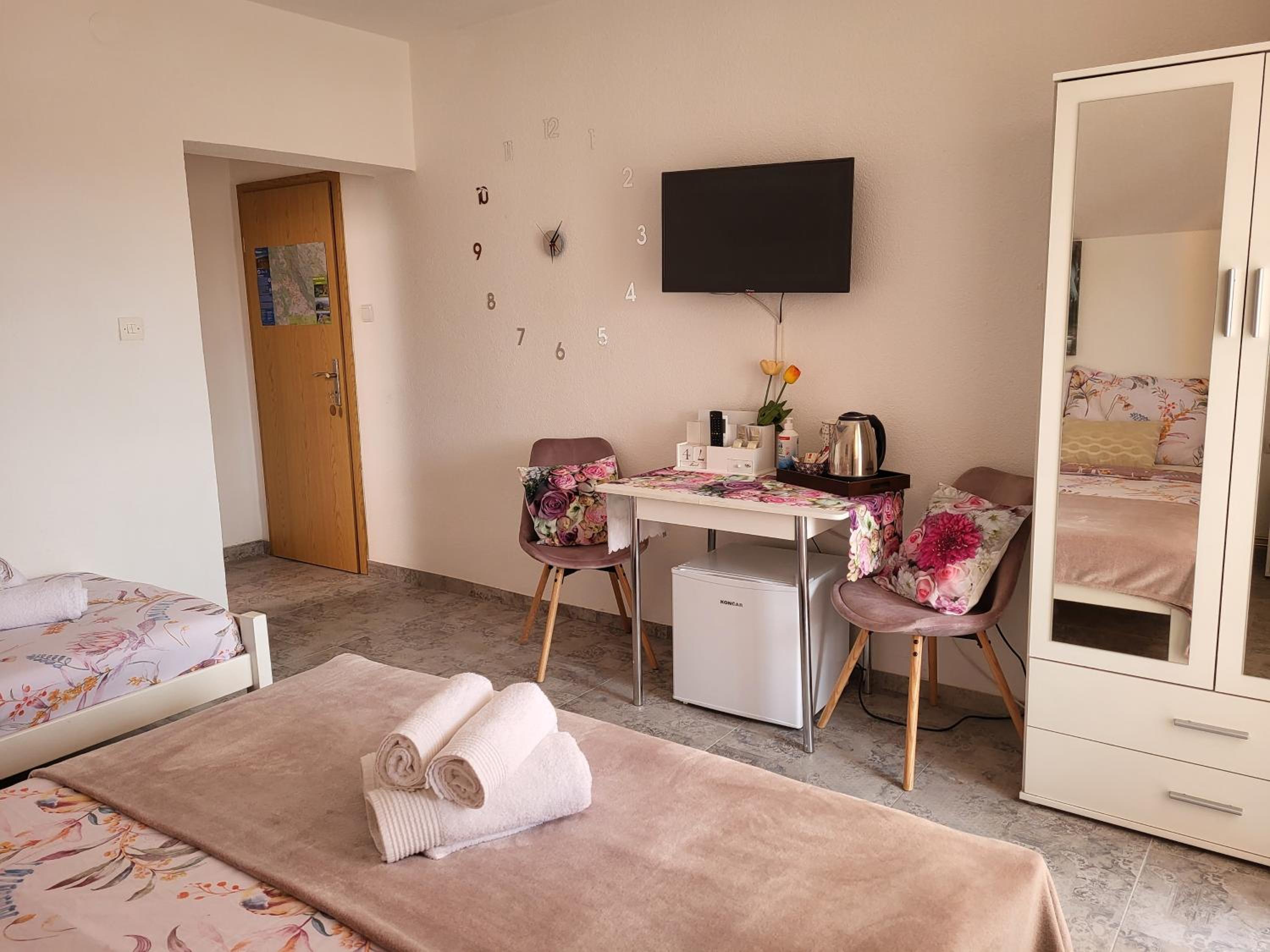 Triple Room with Balcony - Photo 6