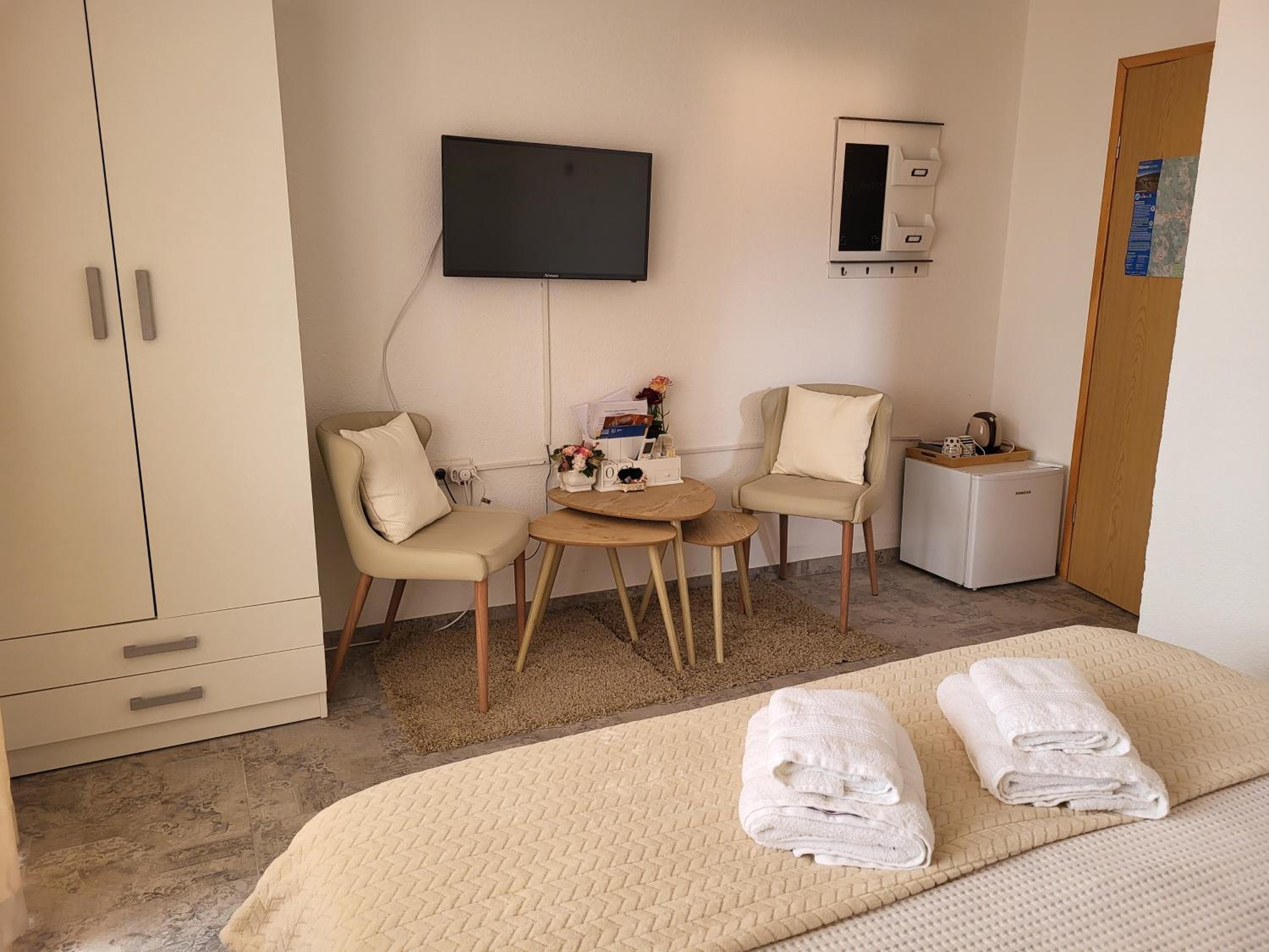 Double Room with Balcony - Photo 13
