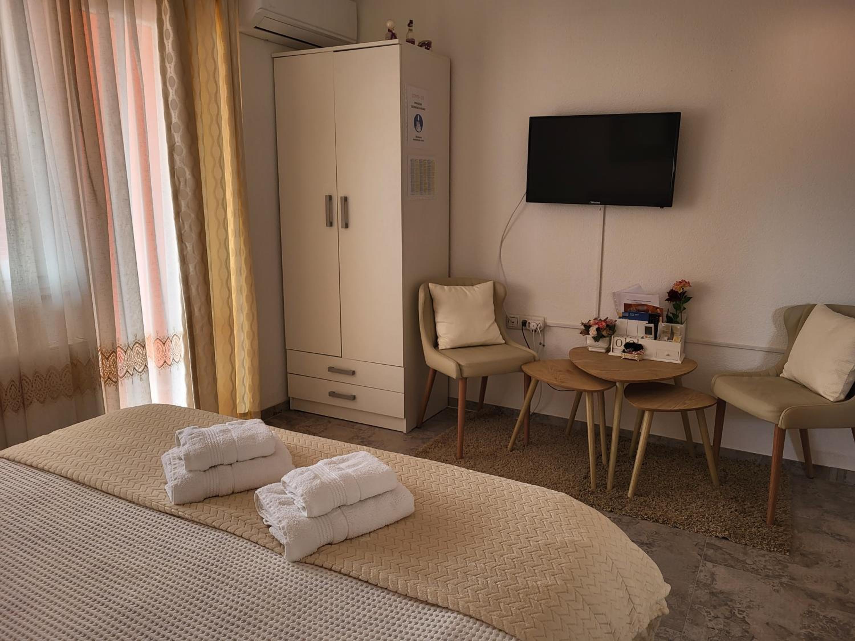 Double Room with Balcony - Photo 12