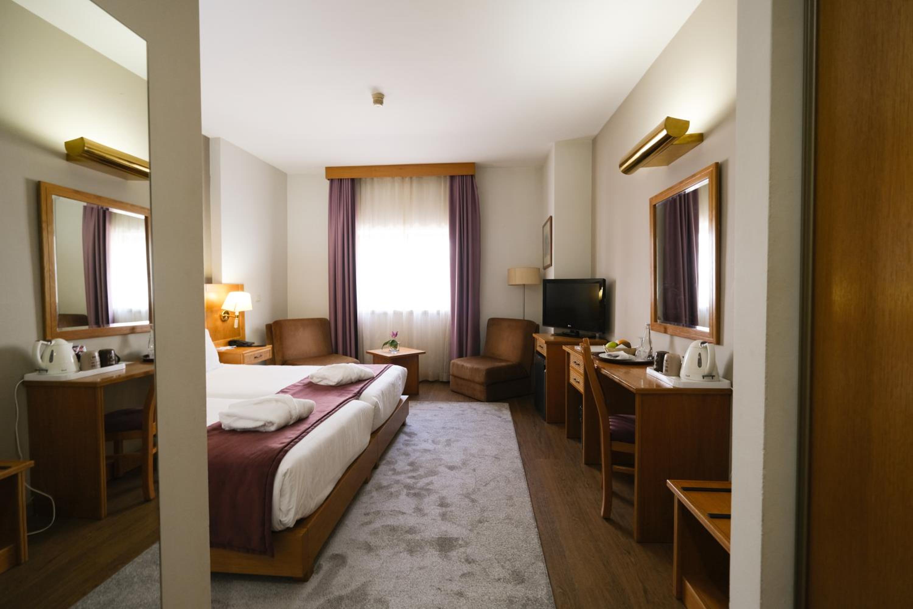 Superior King or Twin Room - Photo 4