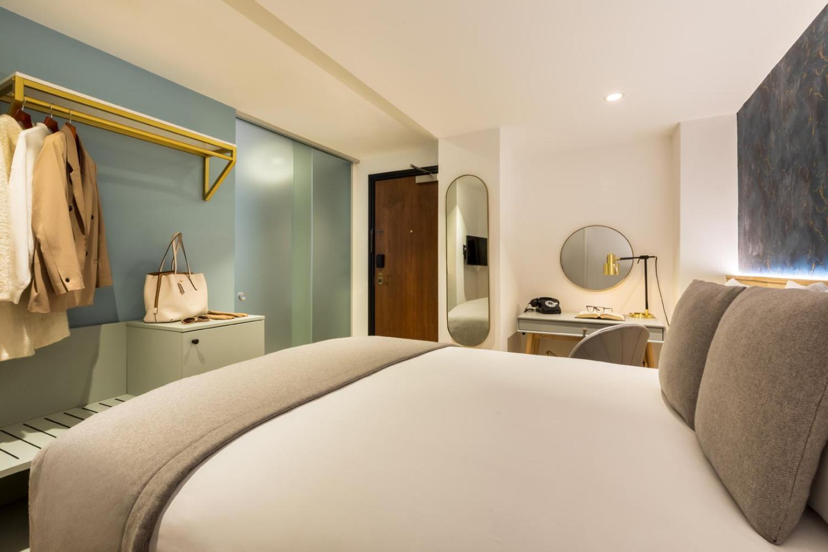 Standard Double Room - Windowless thumbnail 5