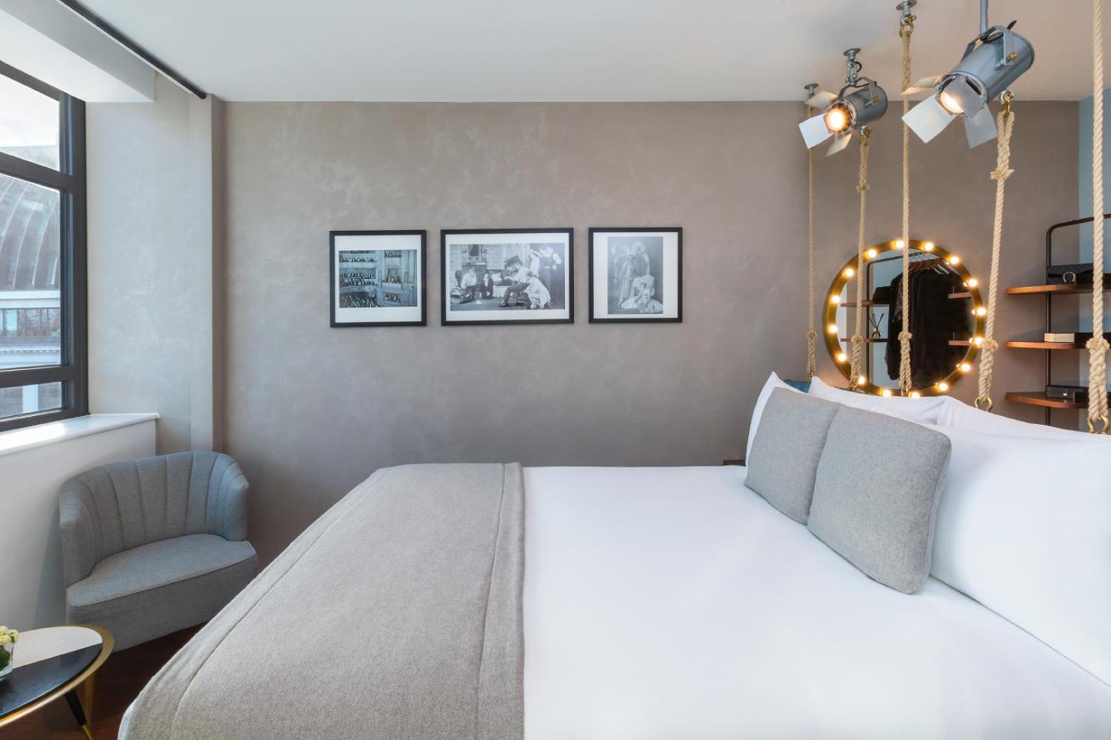 Premium Queen Room with Leicester Square View thumbnail 6