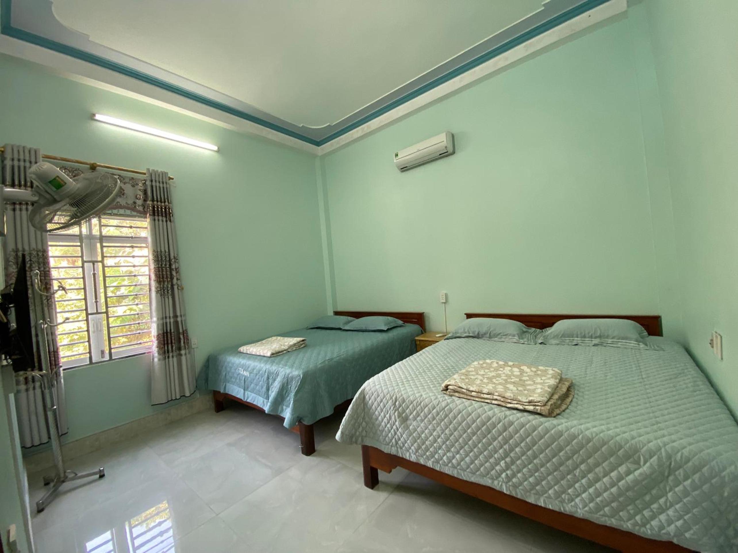 Queen Room with Shared Bathroom