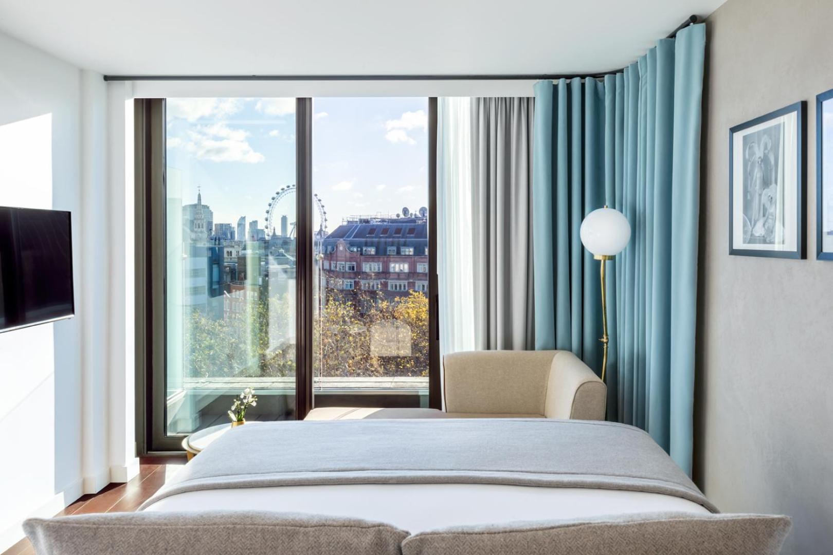 Premium Queen Room with Balcony and City View thumbnail 5