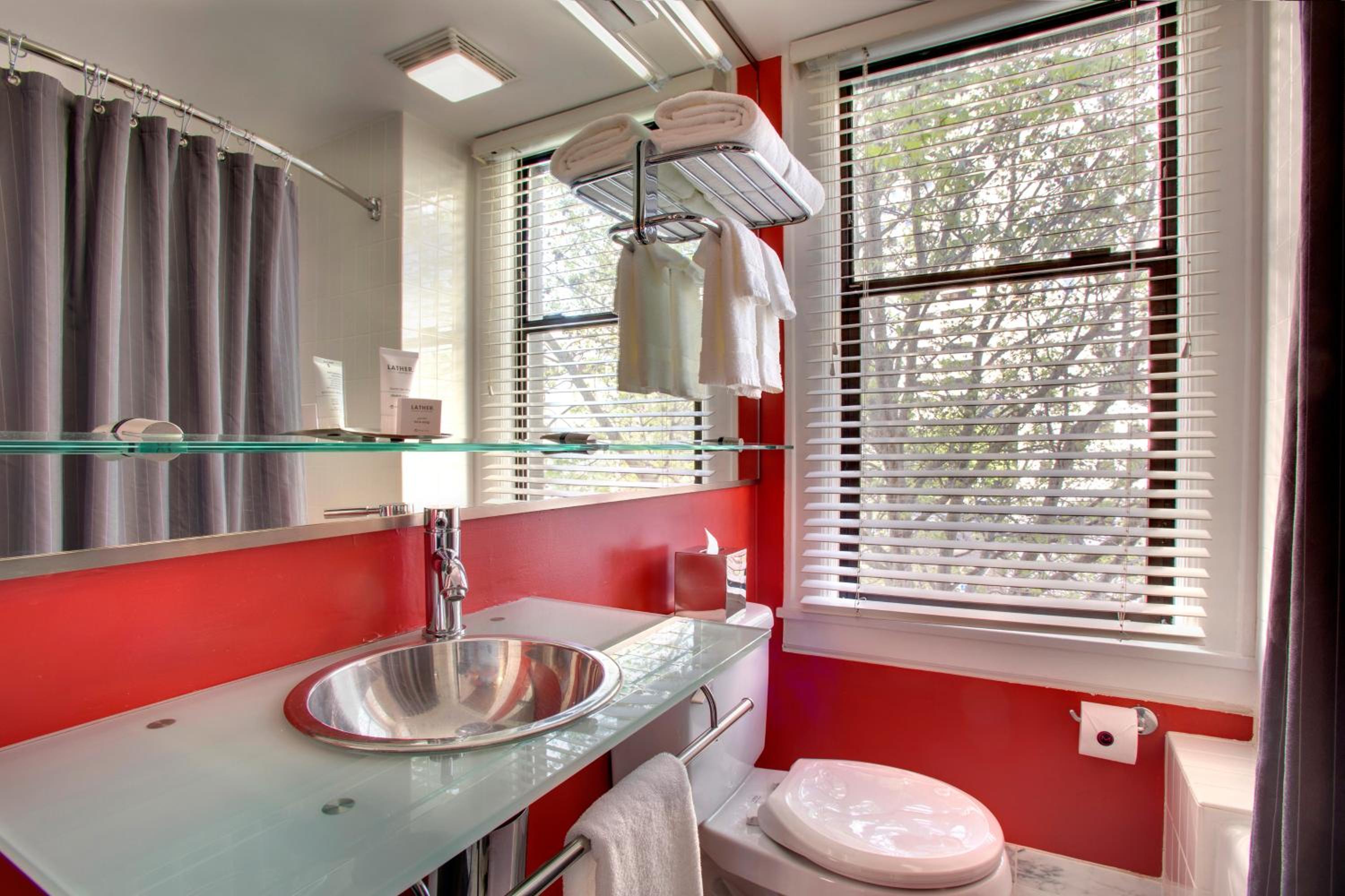 Modern Queen Room  - Photo 4
