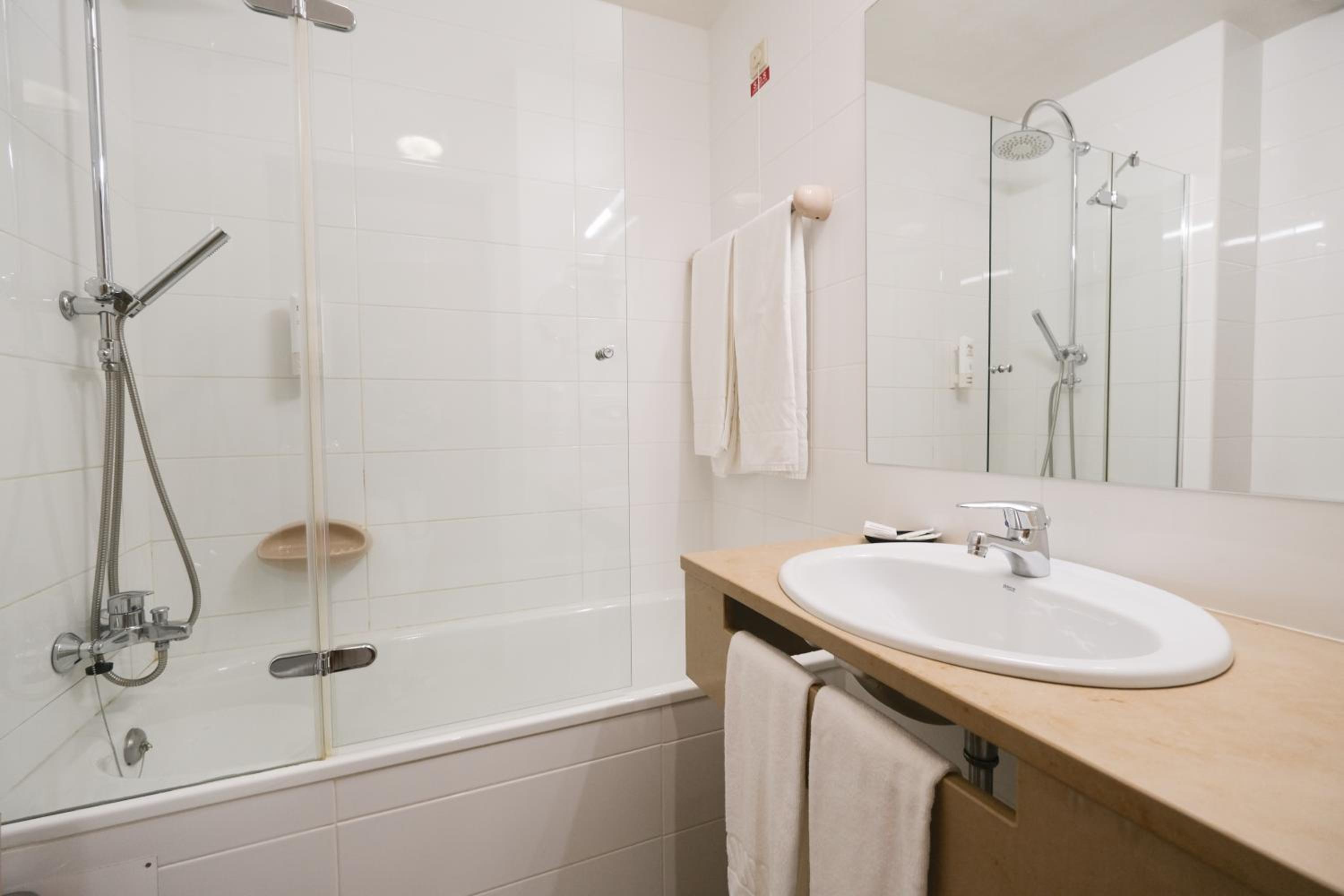Superior King or Twin Room - Photo 13