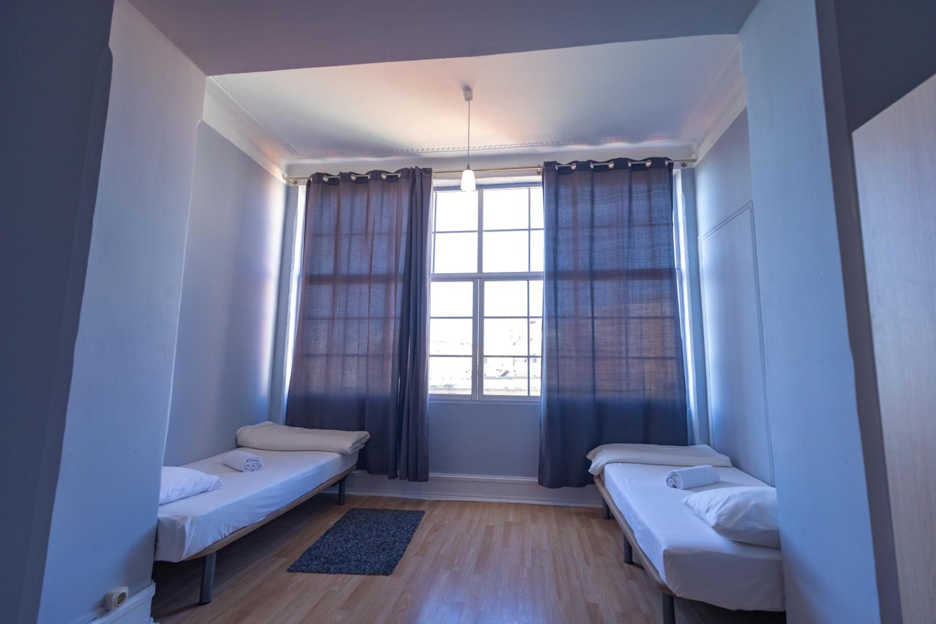 Family Room with Private Bathroom - Photo 3