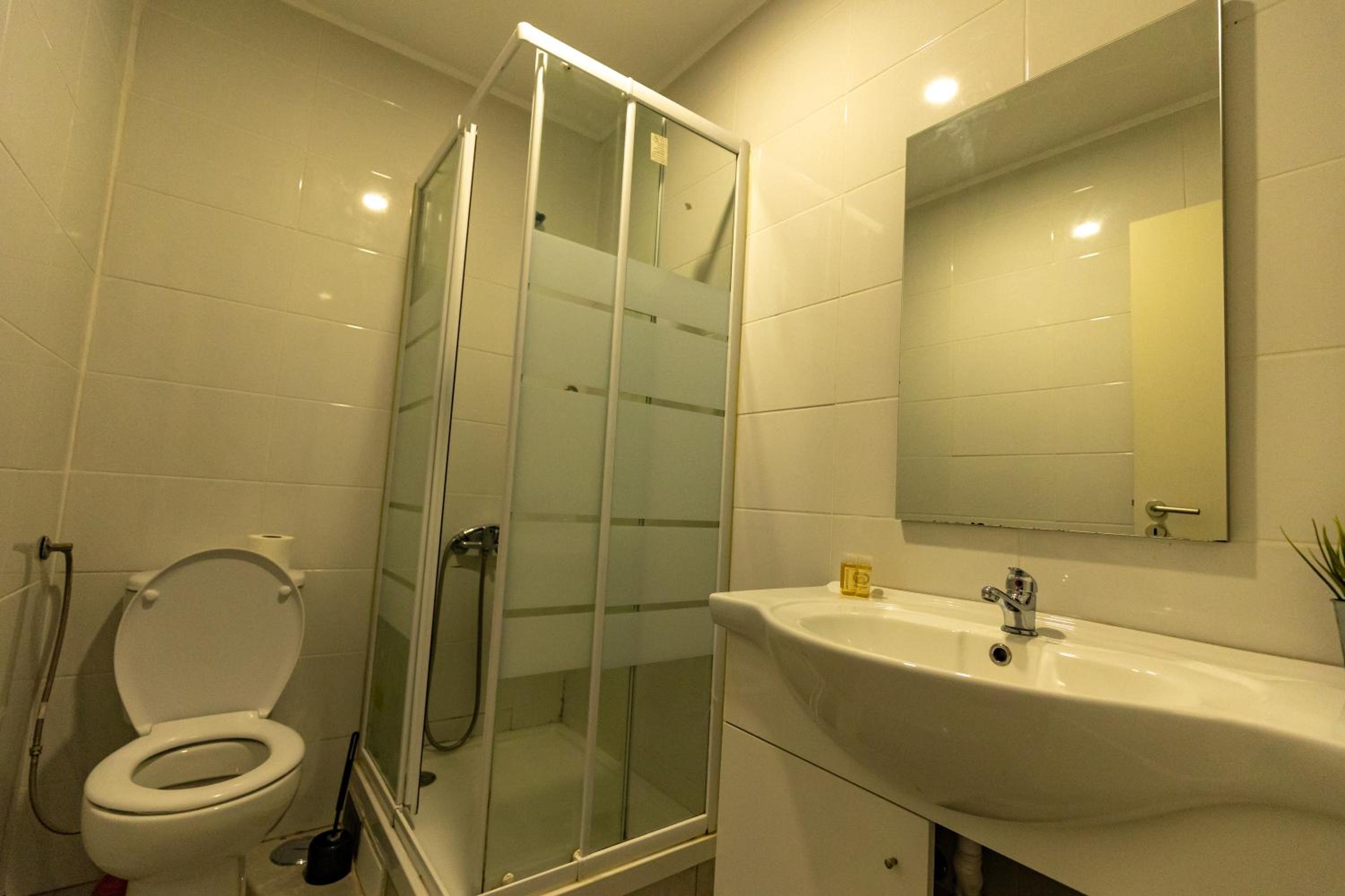 Double Room with Private Bathroom - Photo 7